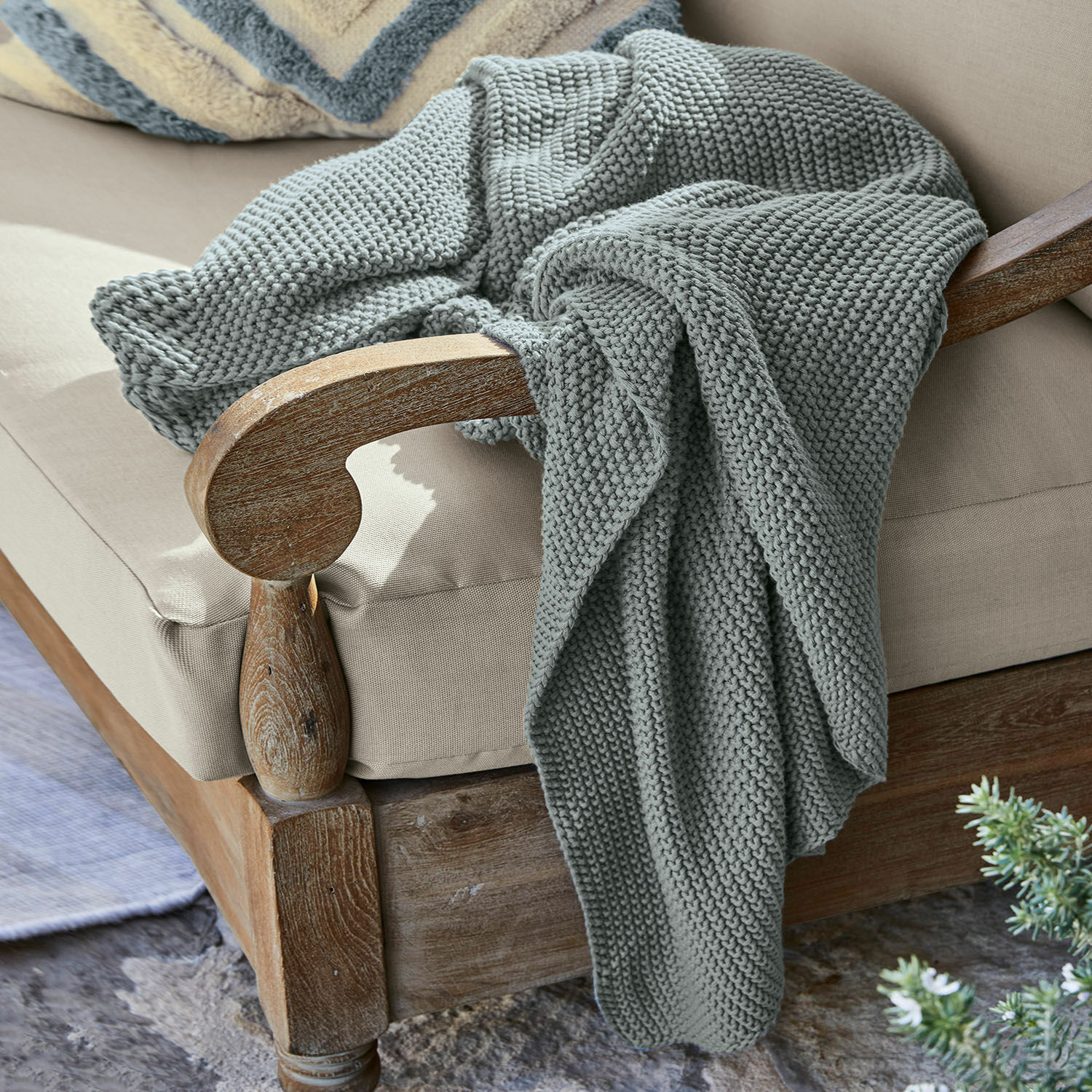 Coperta Ancy Coperta grigia spessa lavorata a maglia in filato morbido su poltrona in legno con cuscino beige