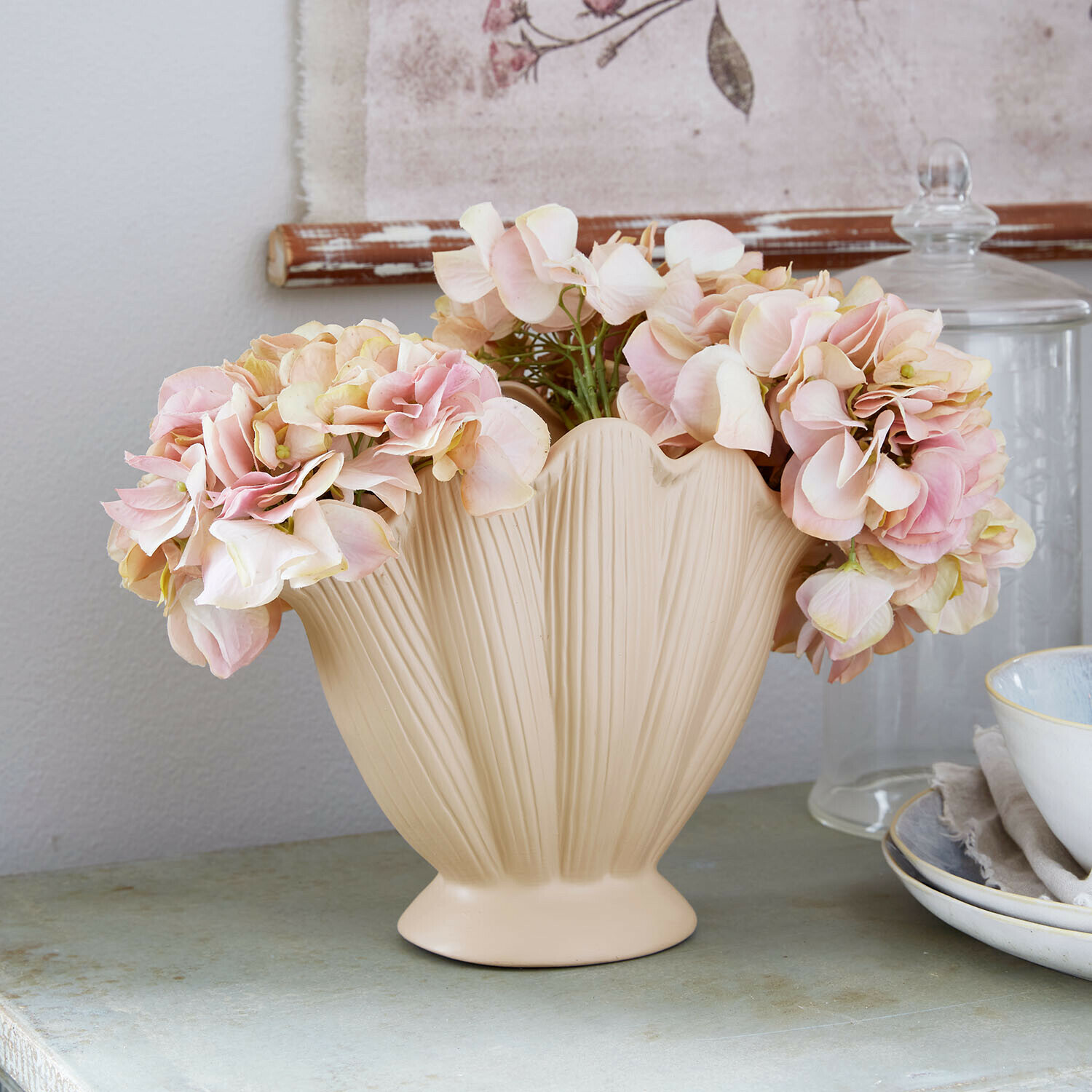 Vaso Nuvienne Vaso in ceramica beige con texture a foglia e fiori decorativi rosa su tavolo