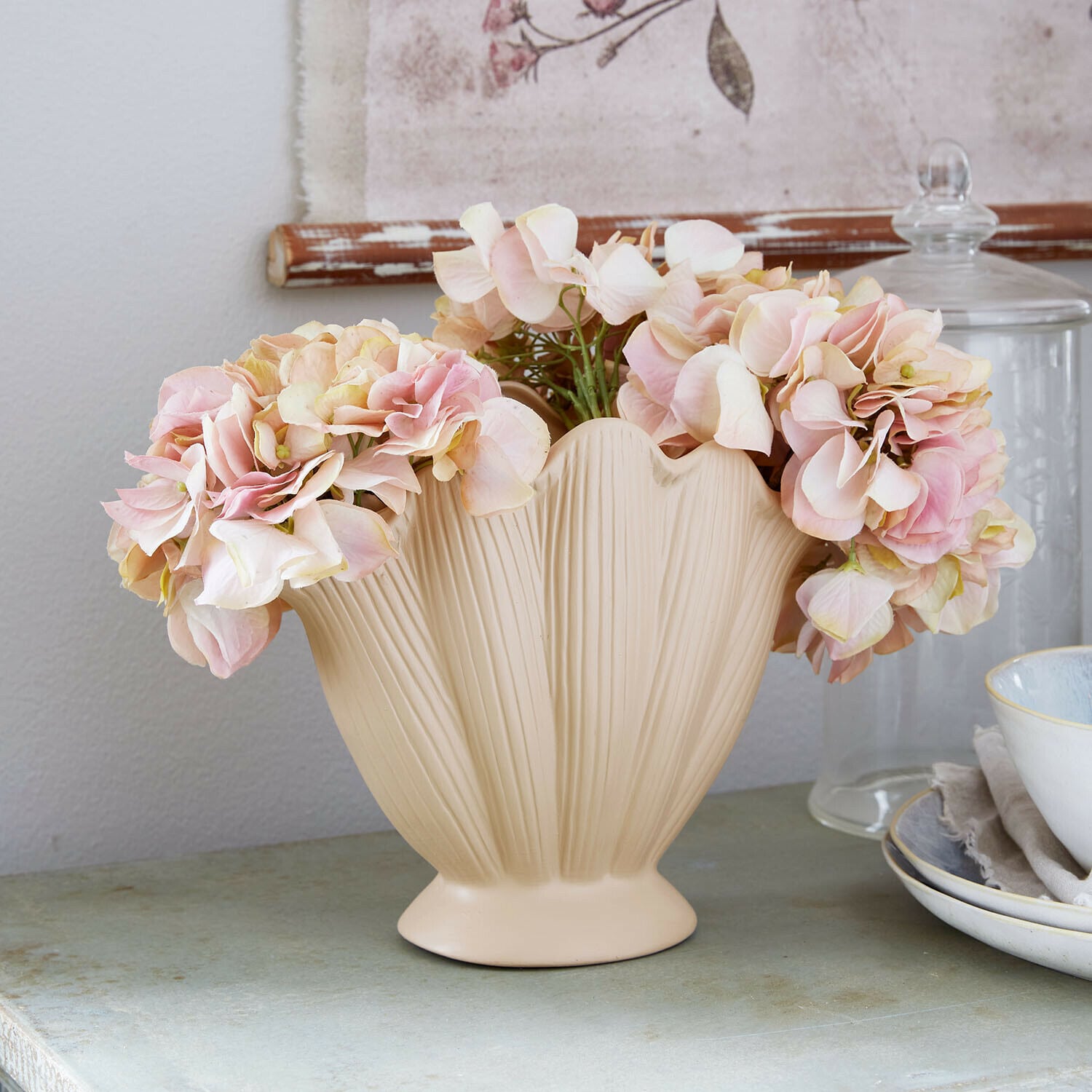 Vaso Nuvienne Vaso in ceramica beige con texture a foglia e fiori decorativi rosa su tavolo