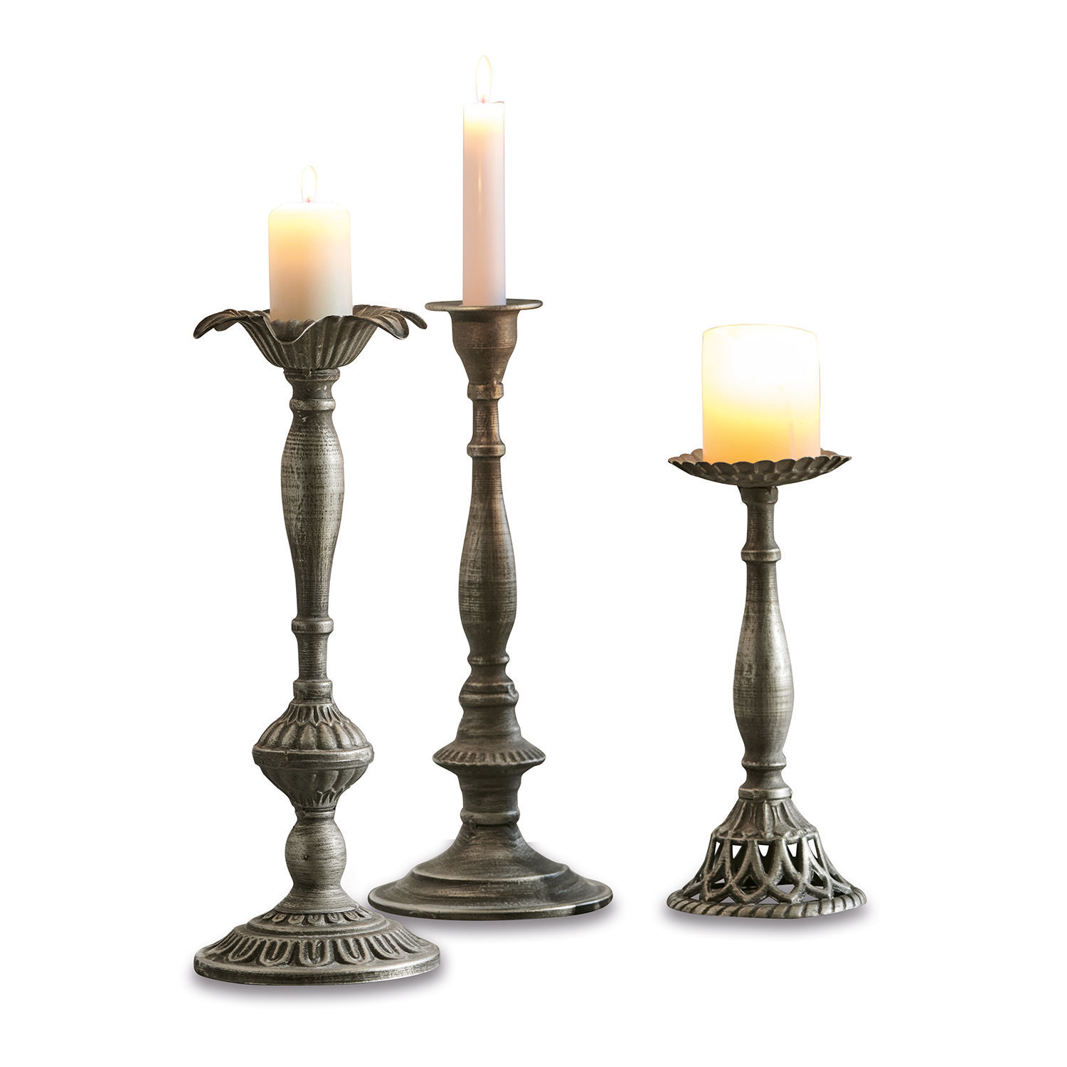 Set di 3 candelieri Chandra Set di tre candelabri in metallo grigio con candele accese per decorazione d'interni