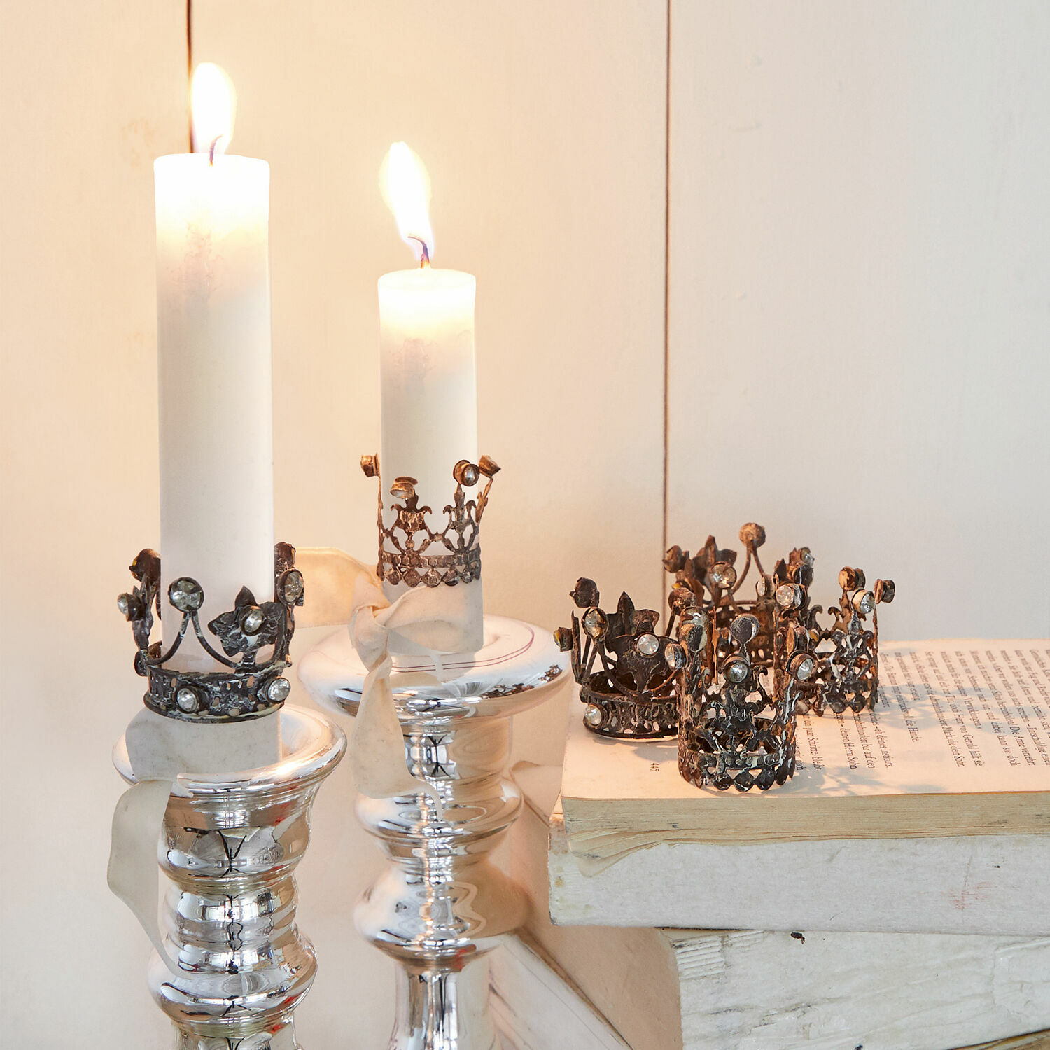 Set di 6 corone decorative Margareta Candele bianche con decorazioni metalliche a forma di corona su portacandele argentati, decorazione d'interni