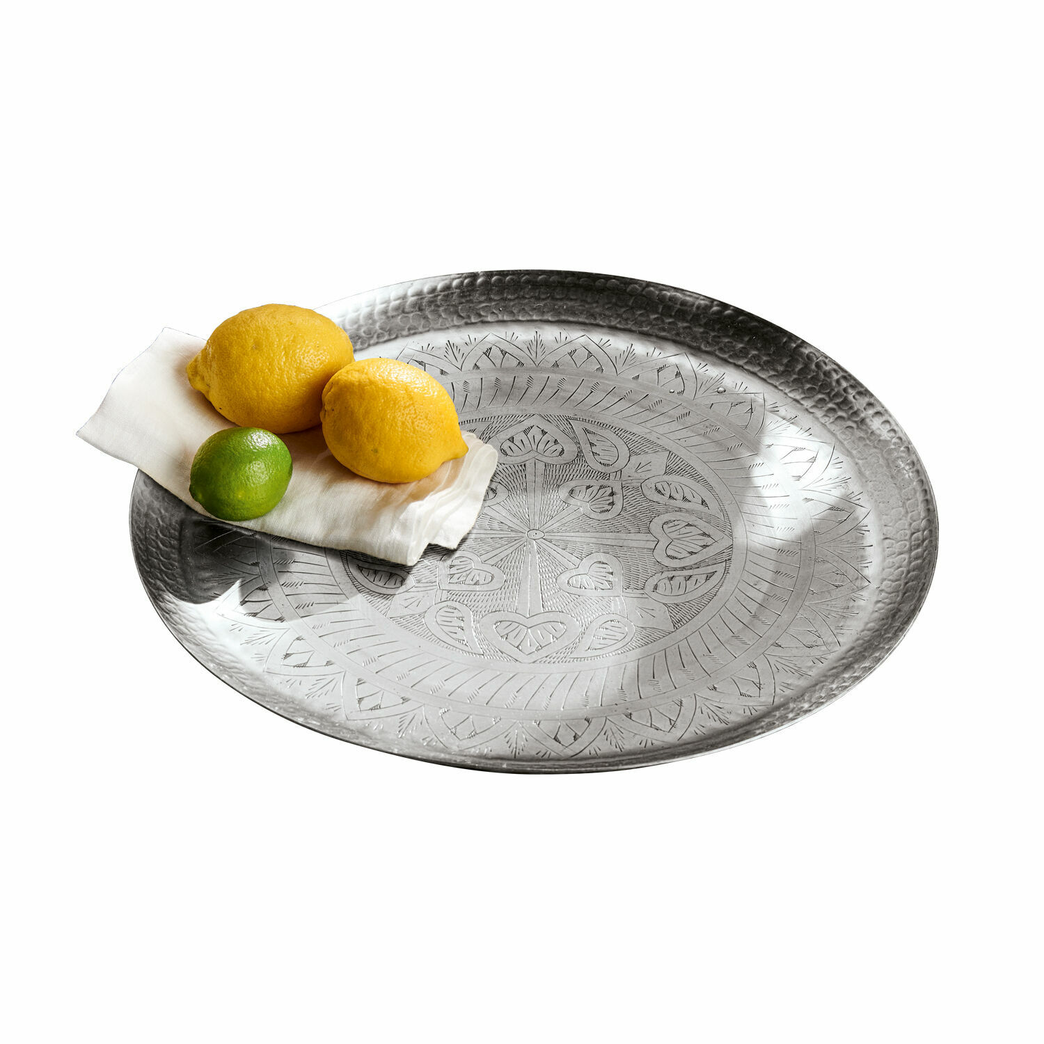 Vassoio Moleur Vassoio rotondo in metallo argentato con motivo inciso, decorato con limoni e lime su tovagliolo bianco