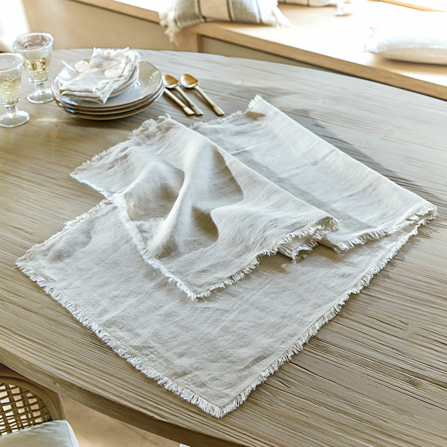 Runner Topsfield Tovaglioli in lino beige con frange su tavolo in legno per decorazione sala da pranzo