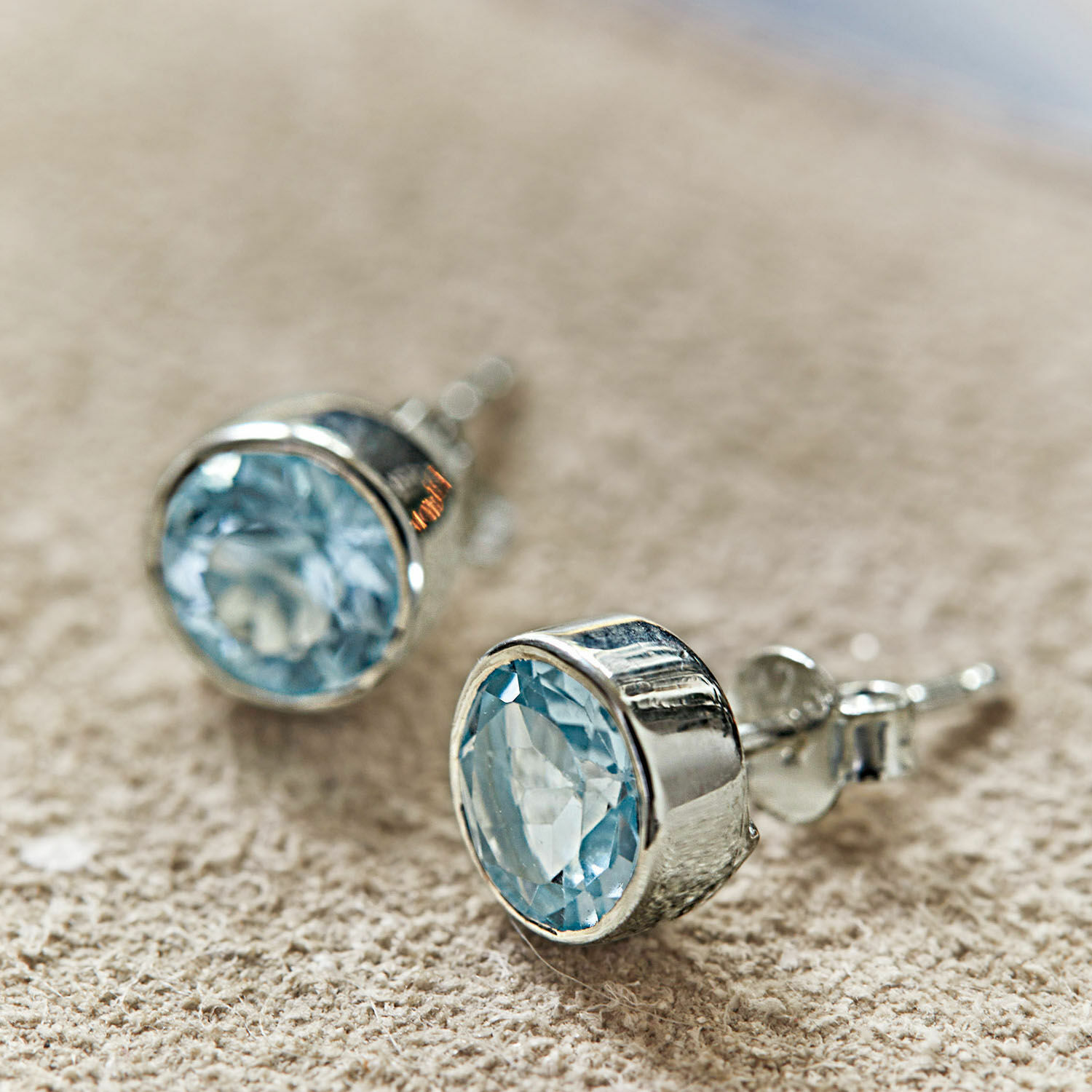 Orecchini Lilianne Orecchini in argento con pietra blu su sfondo beige, gioielli da donna eleganti