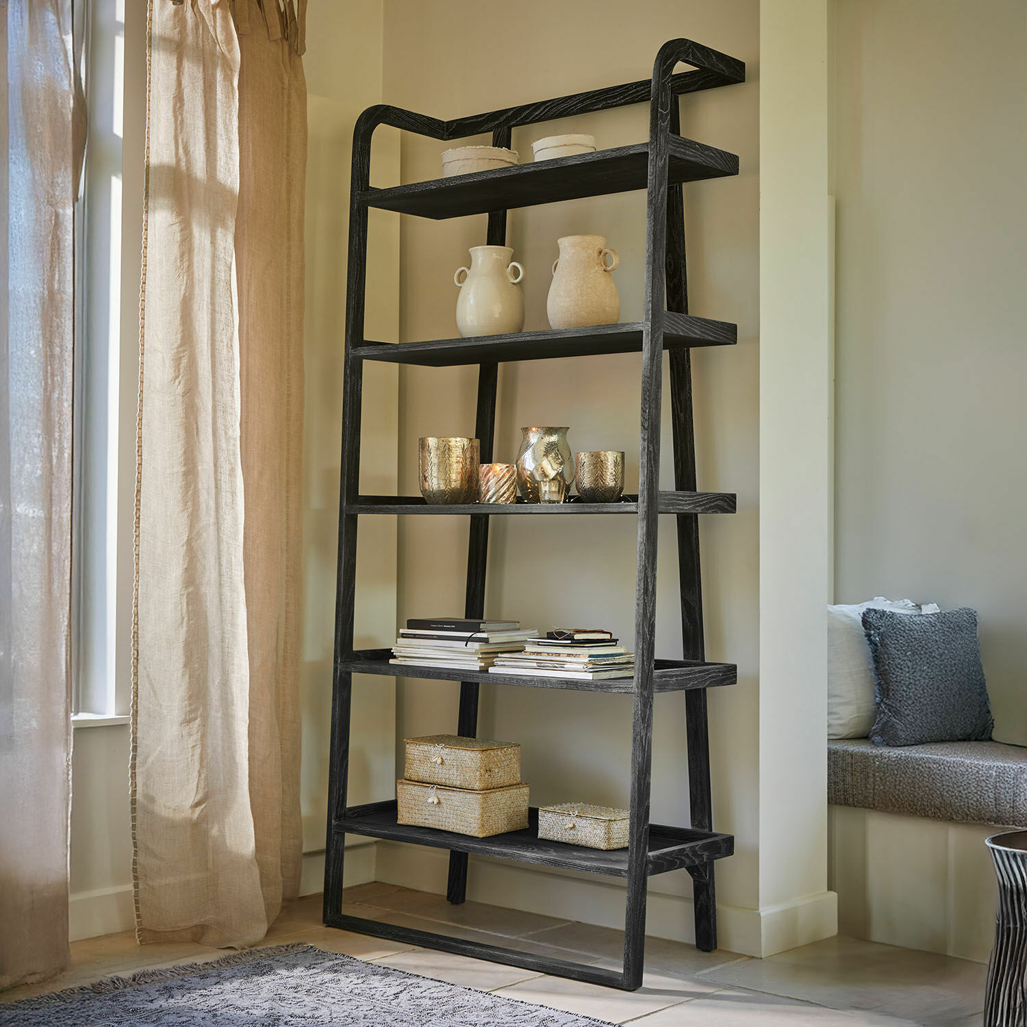 Scaffale Brelanon Libreria nera in legno con cinque ripiani, decorata con vasi, portacandele e scatole, design moderno per soggiorno