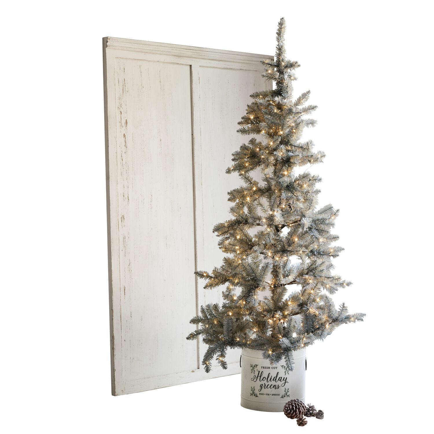Pannello Evanston Albero di Natale artificiale con luci LED in secchio metallico bianco con scritta Holiday greens