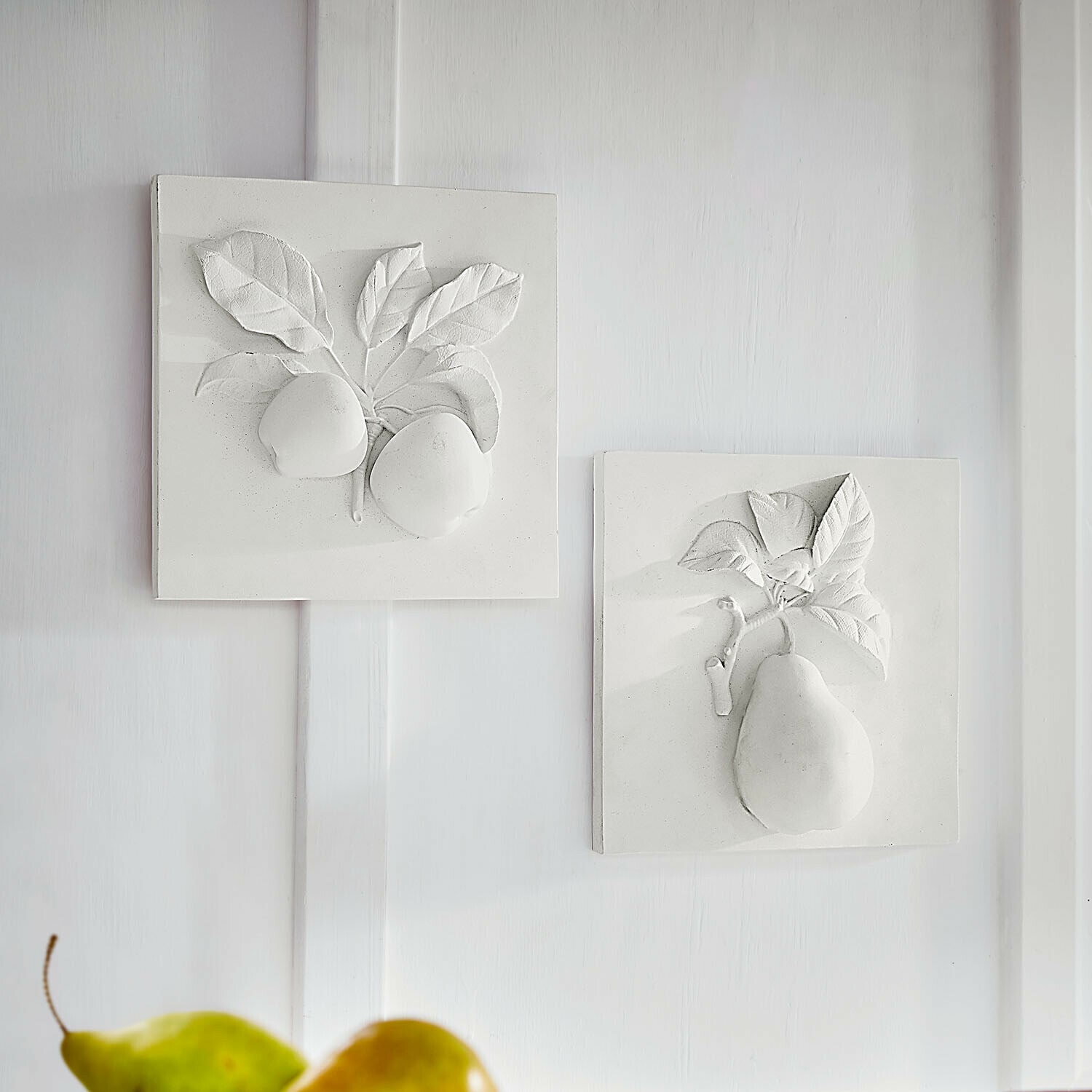 Coppia di quadretti Mirabellas Piastrelle da parete bianche in ceramica con rilievo di frutta e foglie, decorazione murale elegante