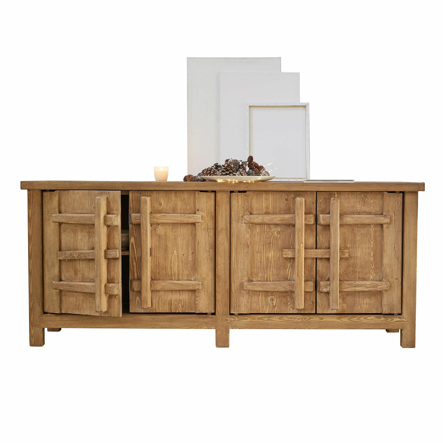 Credenza in legno naturale con ante decorative e decorazione di pigne sul piano