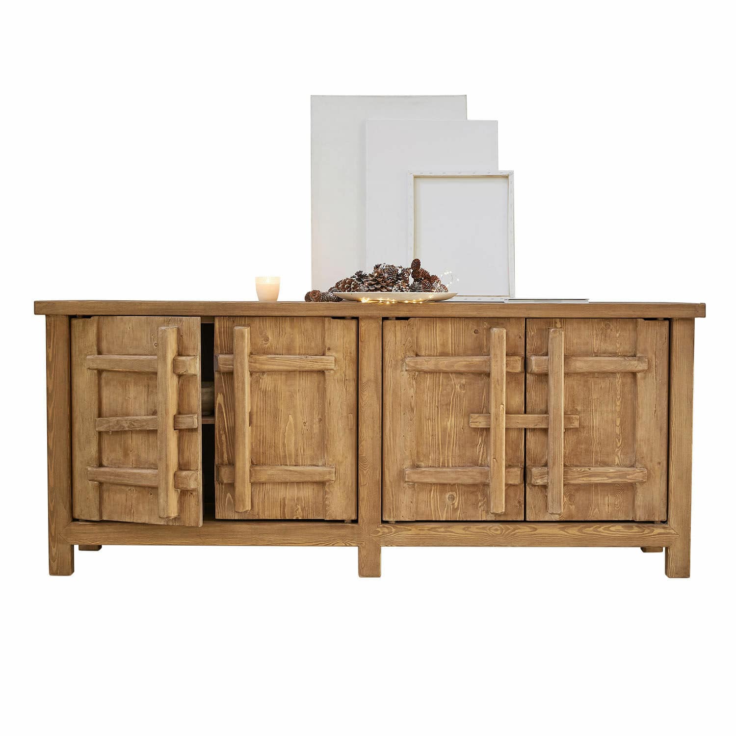 Credenza bassa Trésorique Credenza in legno naturale con ante decorative e decorazione di pigne sul piano
