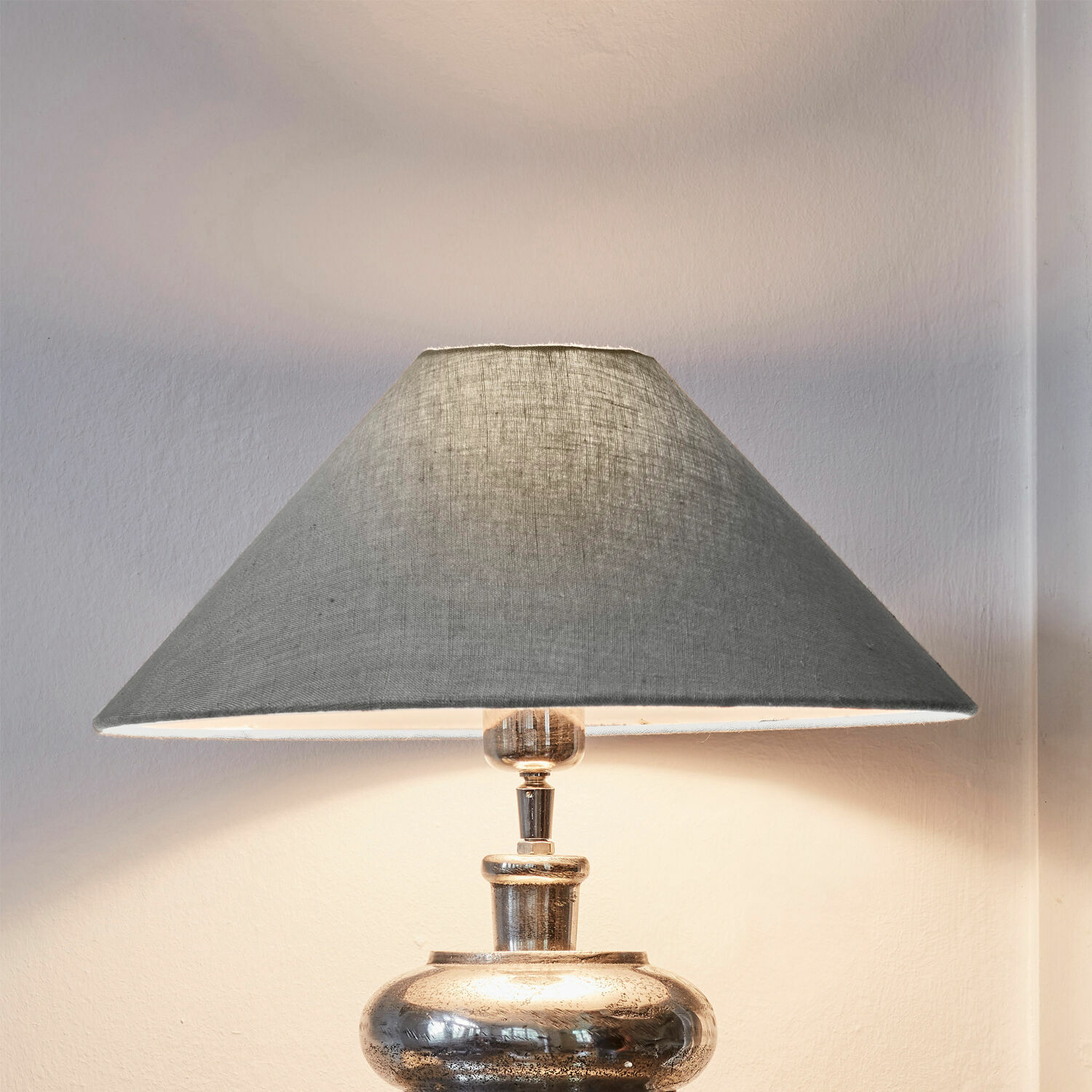 Paralume Emmera Lampada da tavolo con base in metallo e paralume in lino grigio per arredamento interno