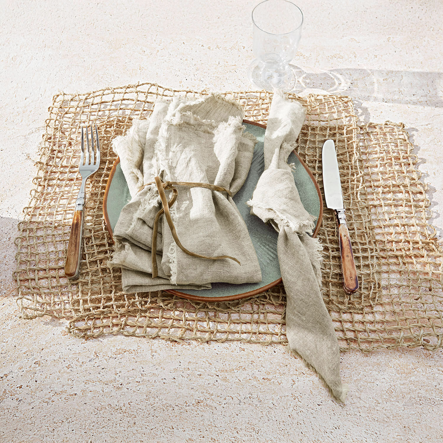Coppia di tovagliette Xaintieux Set di tovaglioli in lino naturale con anelli su piatto verde e sottopiatto intrecciato con posate