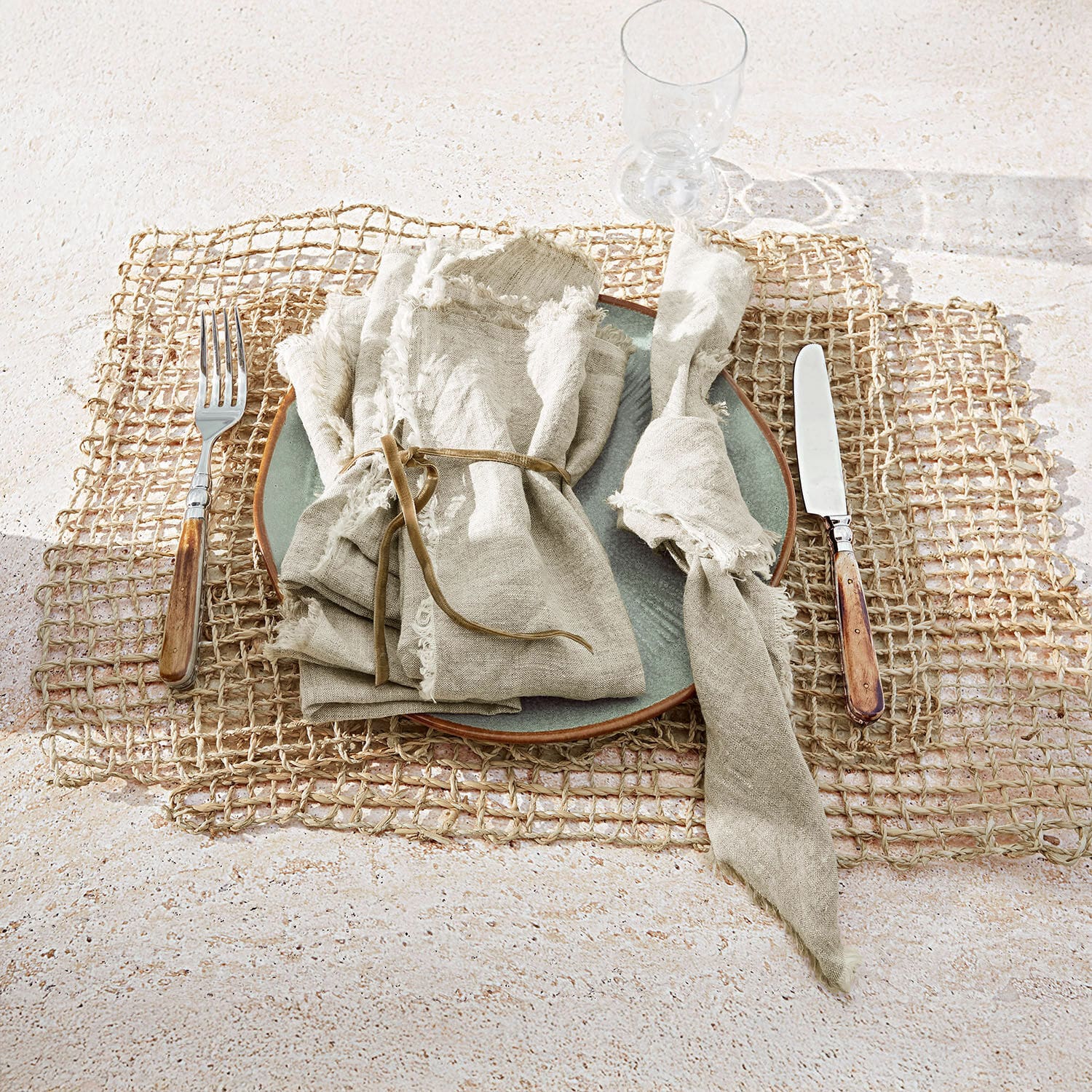 Coppia di tovagliette Xaintieux Set di tovaglioli in lino naturale con anelli su piatto verde e sottopiatto intrecciato con posate