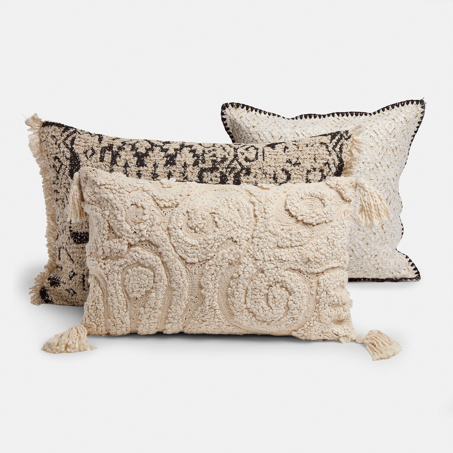 Set di 3 copricuscini Norlinn Set di tre cuscini decorativi crema e nero con texture e nappine per un soggiorno accogliente