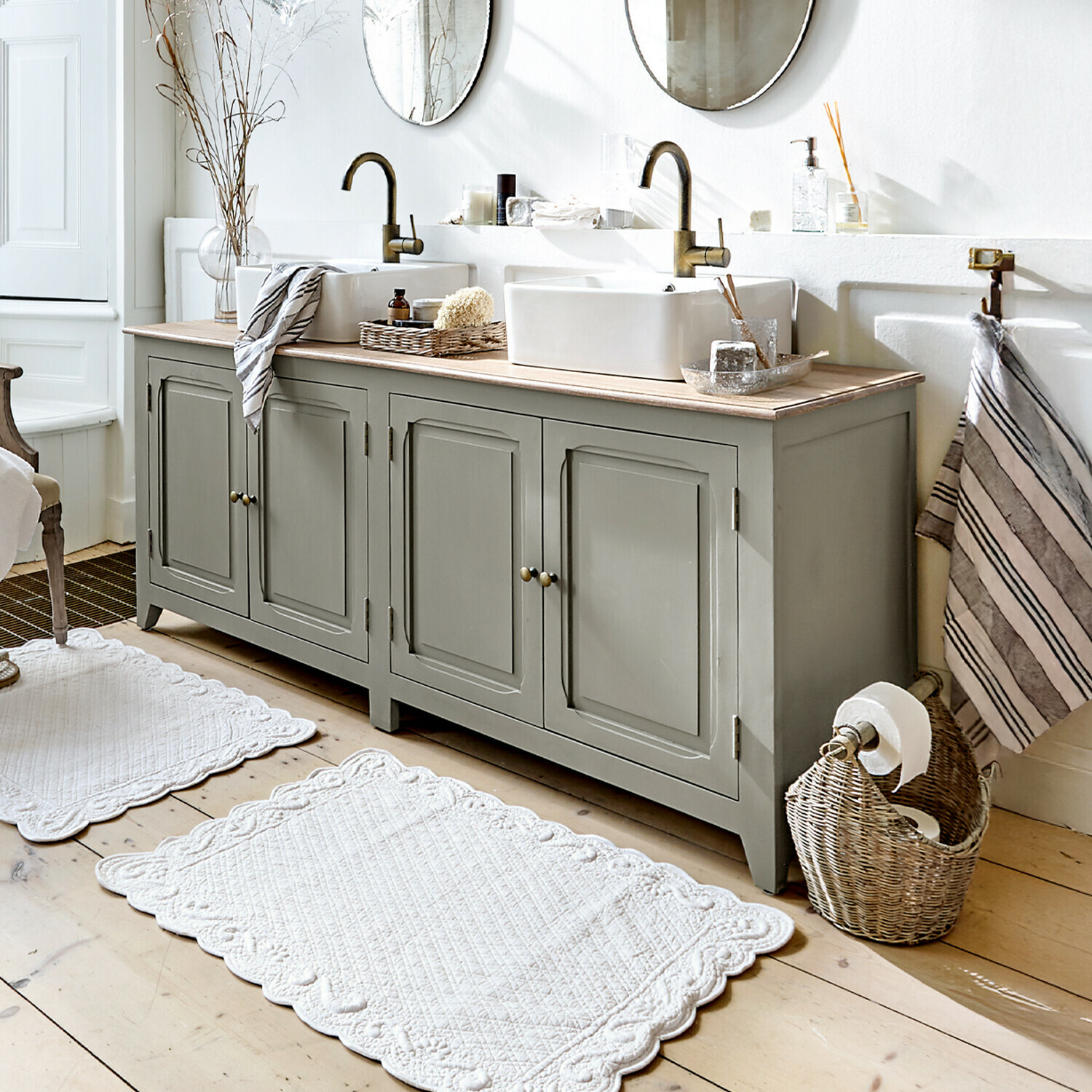 Mobile con doppio lavabo Bastanès Mobile bagno grigio in legno con doppio lavabo e specchi rotondi in bagno luminoso