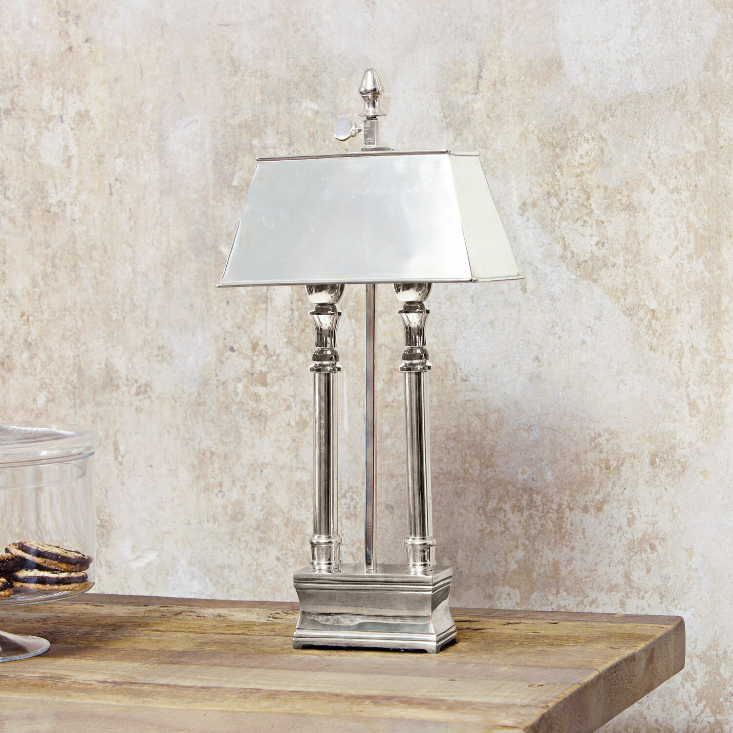 Lampada da tavolo Pantin Lampada da tavolo in metallo argentato con paralume rettangolare su tavolo in legno