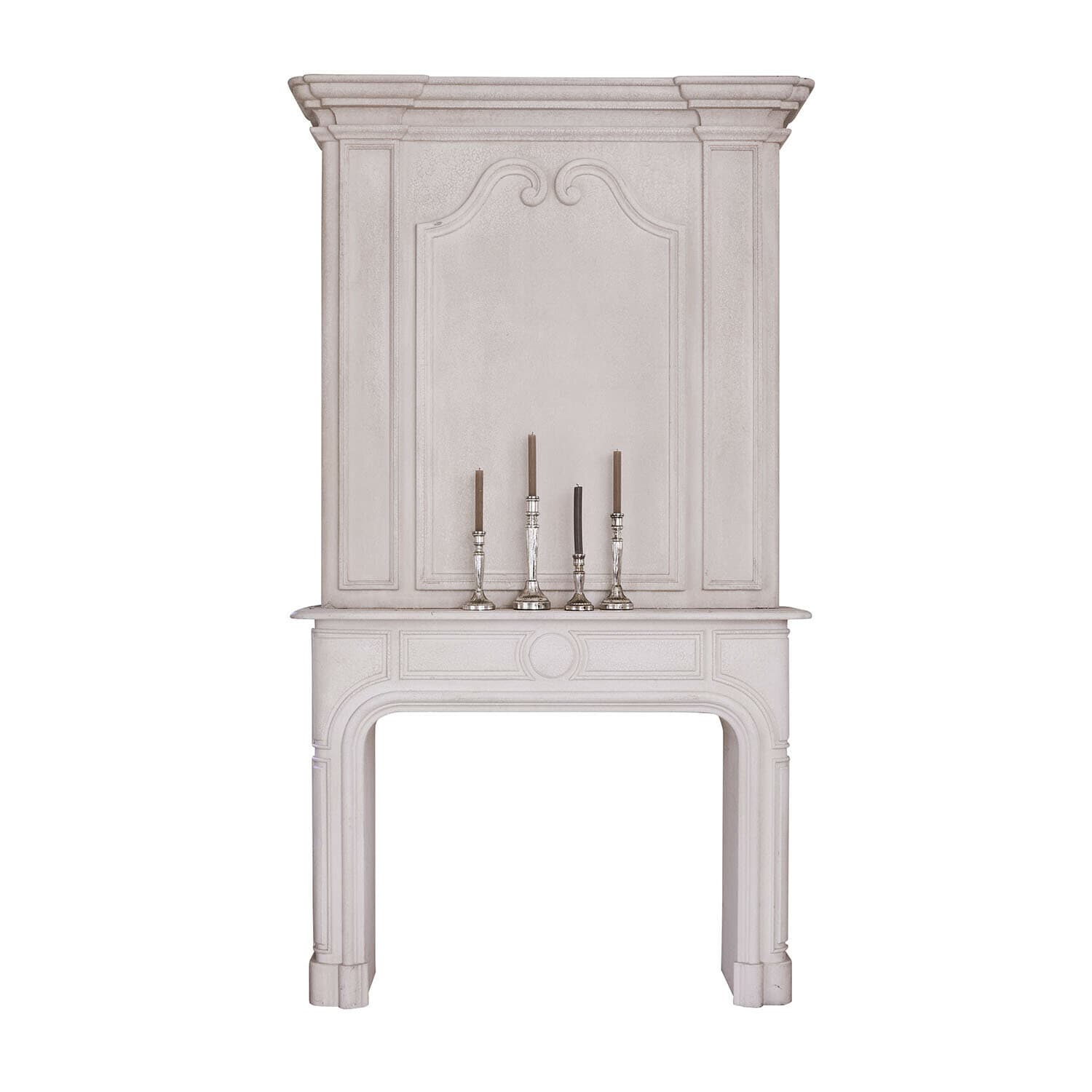 Console Karmin Tarenfield Camino bianco classico con pannello decorativo e quattro candelabri d'argento con candele marroni
