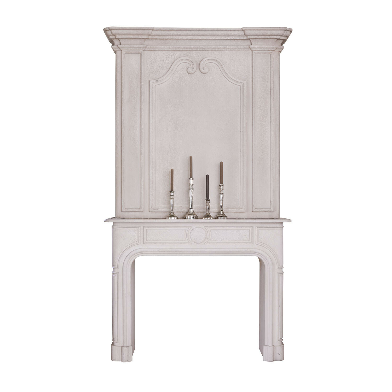 Console Karmin Tarenfield Camino bianco classico con pannello decorativo e quattro candelabri d'argento con candele marroni
