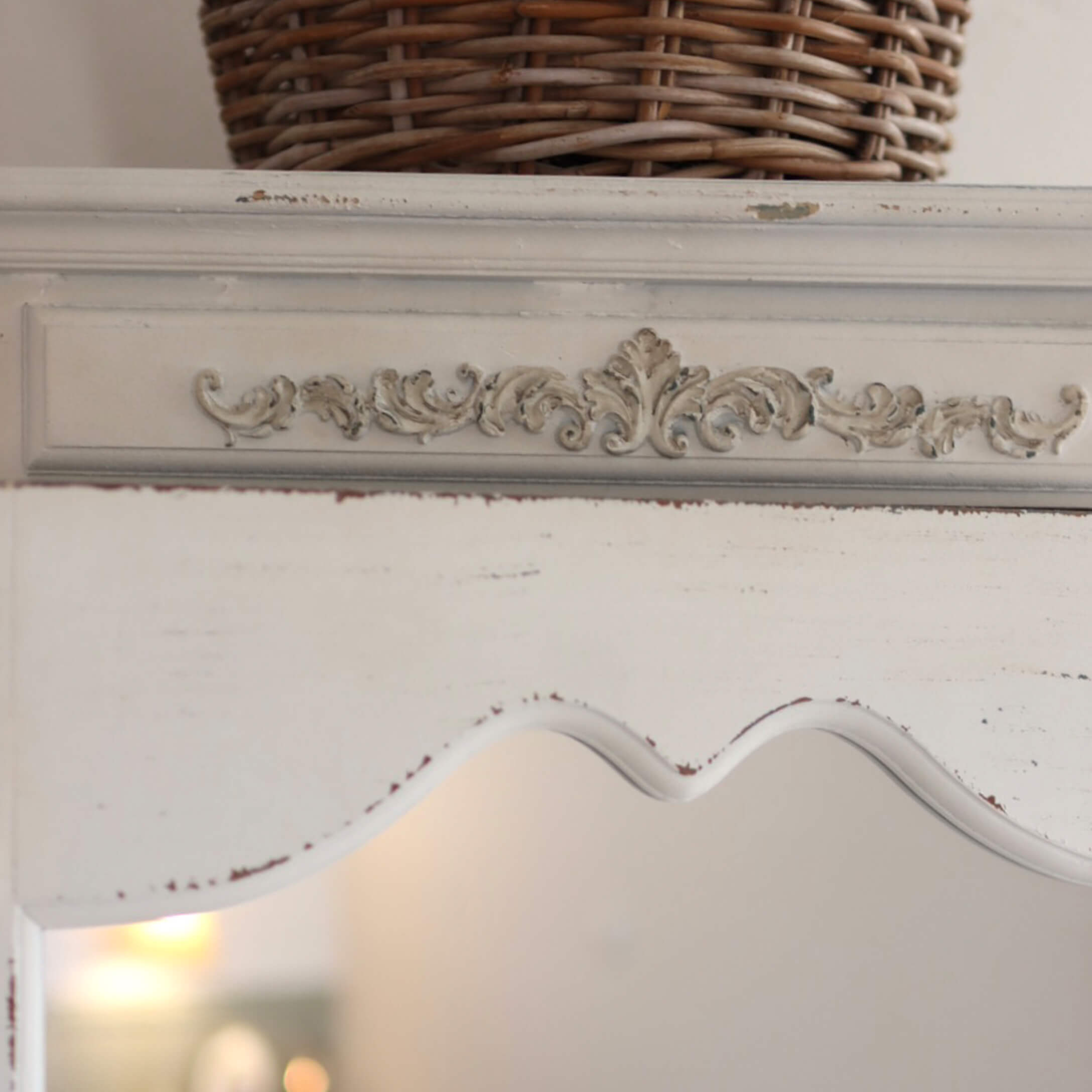 Mobile in legno bianco con motivo intagliato decorativo e finitura invecchiata stile vintage