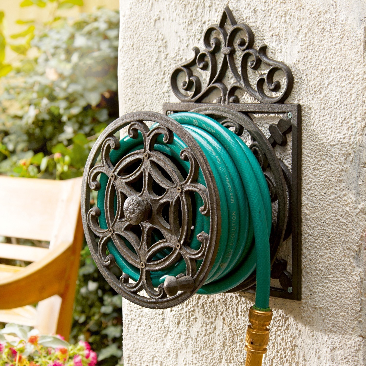 Carrello avvolgitubo Trelly Porta tubo da giardino in metallo decorativo con tubo verde e raccordo in ottone montato a parete