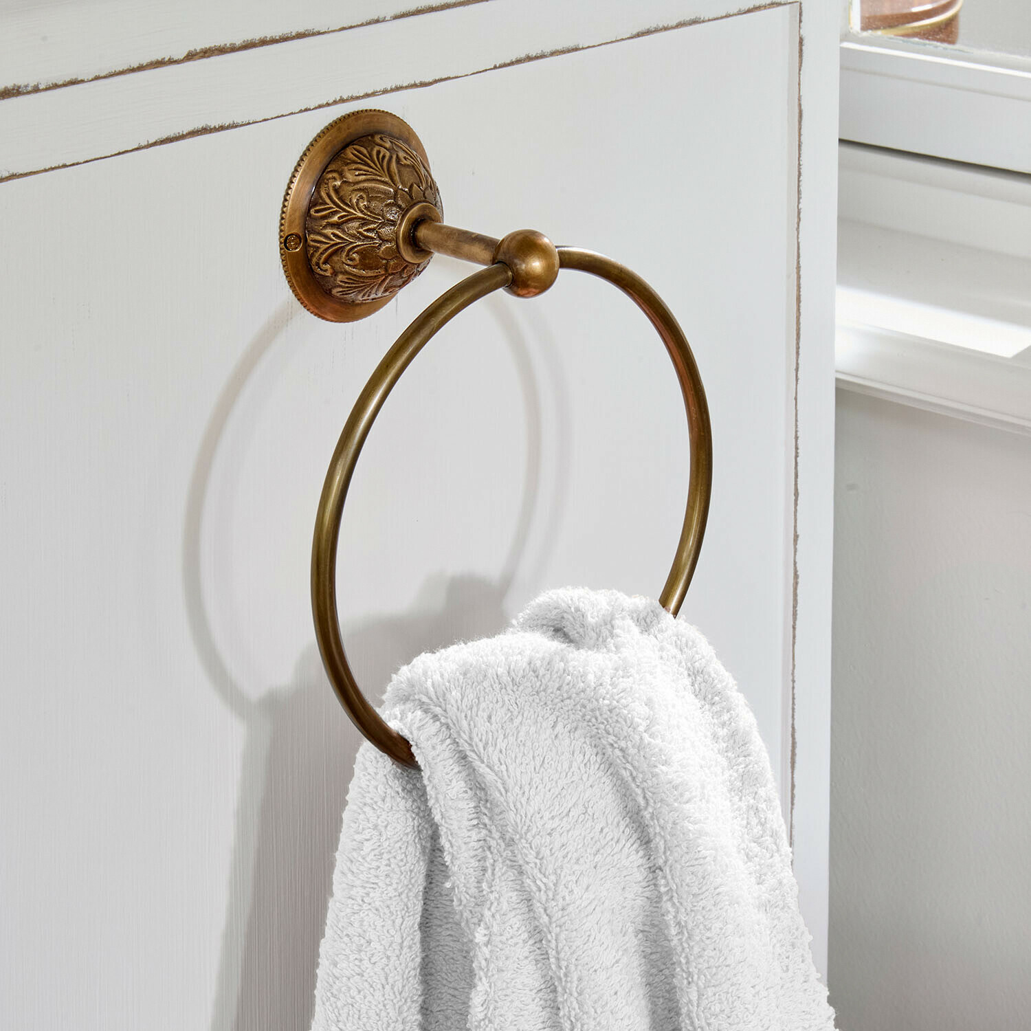 Porta asciugamani Quenlivre Porta asciugamani rotondo in ottone con fissaggio decorativo su porta bianca del bagno