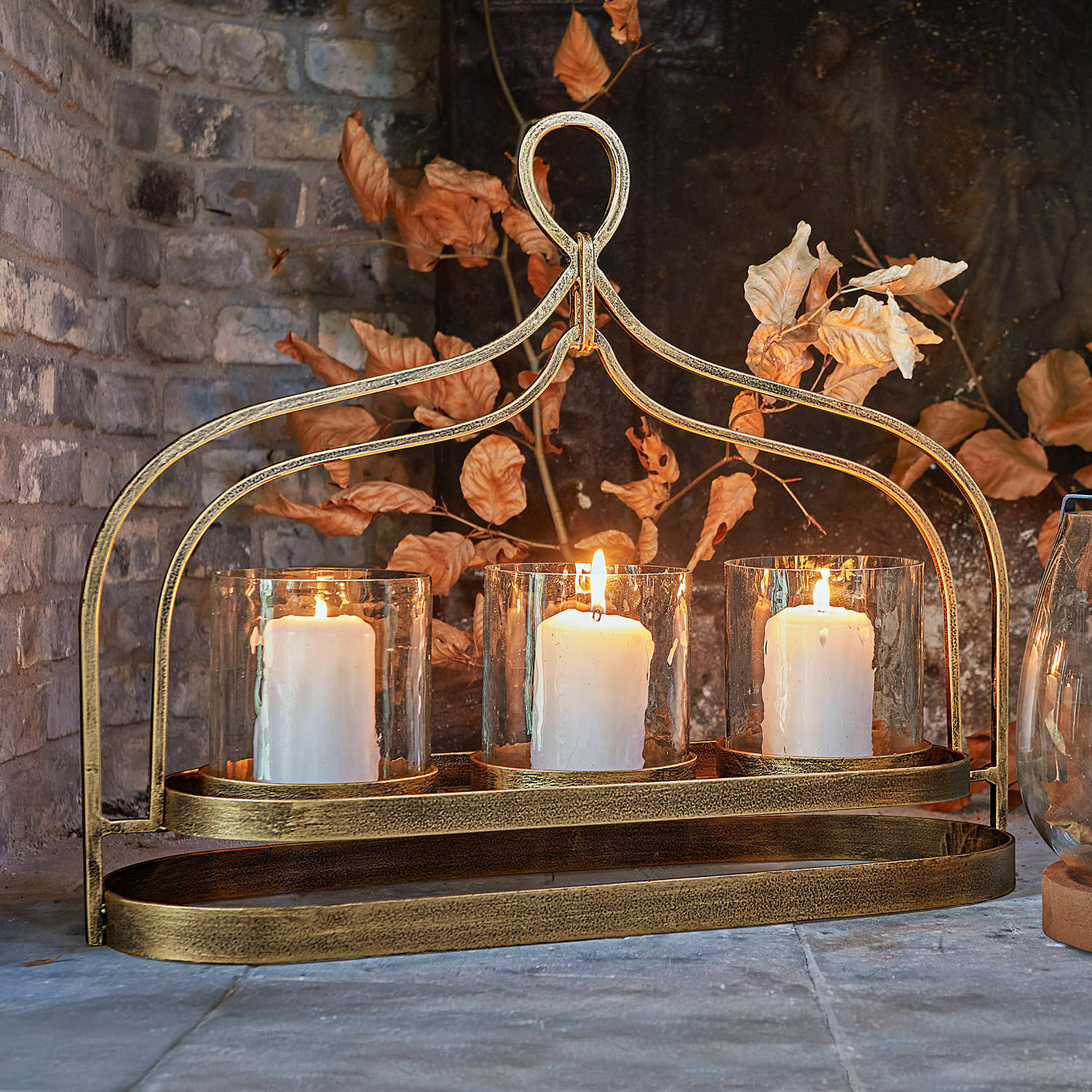 Portacandele Biserre Portacandele in metallo dorato con tre candele bianche in vetro, decorazione elegante per interni