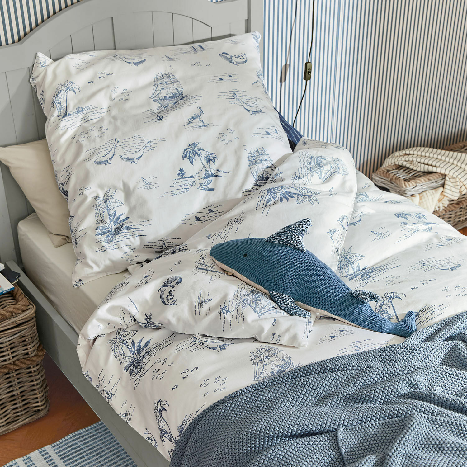 Biancheria da letto Douxie Biancheria da letto in cotone con motivo marino blu, coperta lavorata a maglia blu e peluche squalo