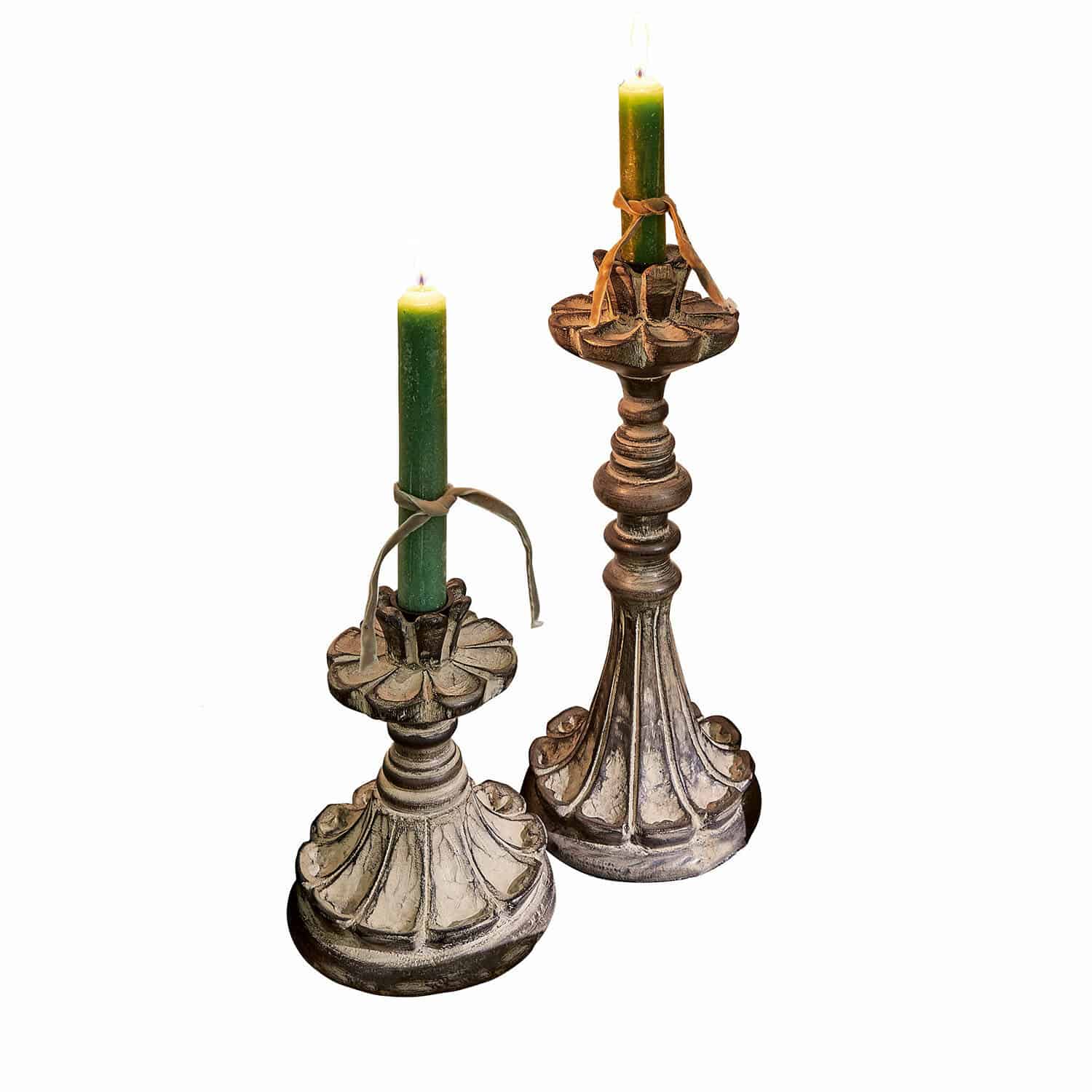 Coppia di portacandele Tocantins Set di due candelabri decorativi in legno marrone invecchiato con candele verdi accese