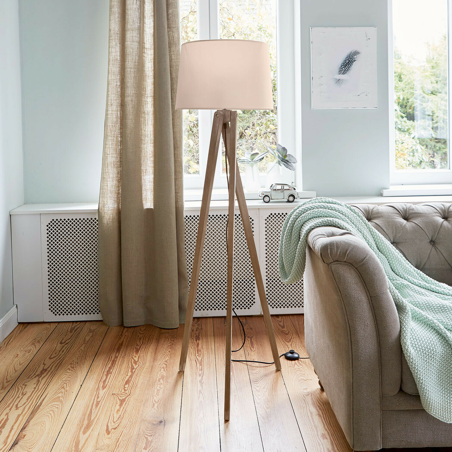 Lampada a stelo Troisième Lampada da terra con base in legno e paralume crema in soggiorno luminoso con divano e coperta