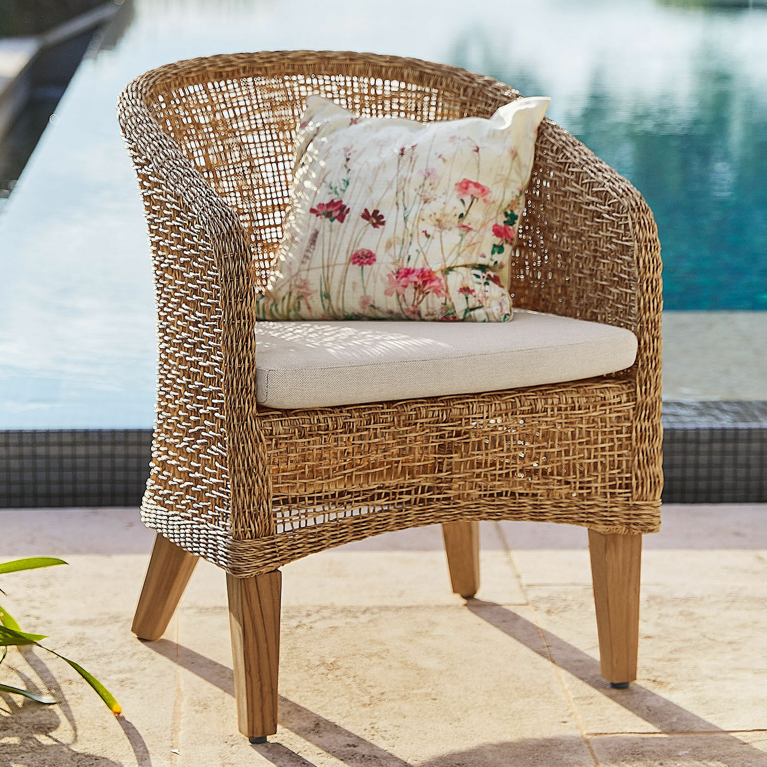 Poltrona Redcliffe Poltrona in rattan con cuscino chiaro e fodera floreale, ideale per giardino e terrazza