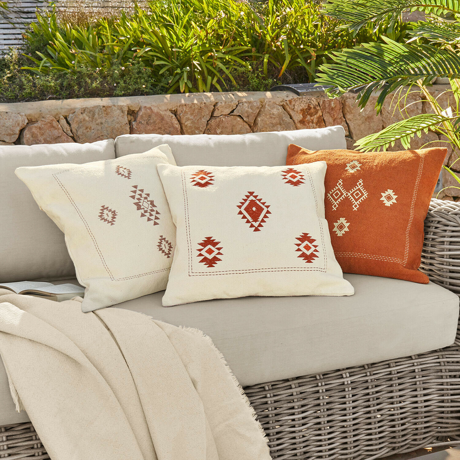 Set di 3 copricuscini Selamir Set di tre cuscini decorativi in cotone crema e arancione con motivo geometrico per esterni