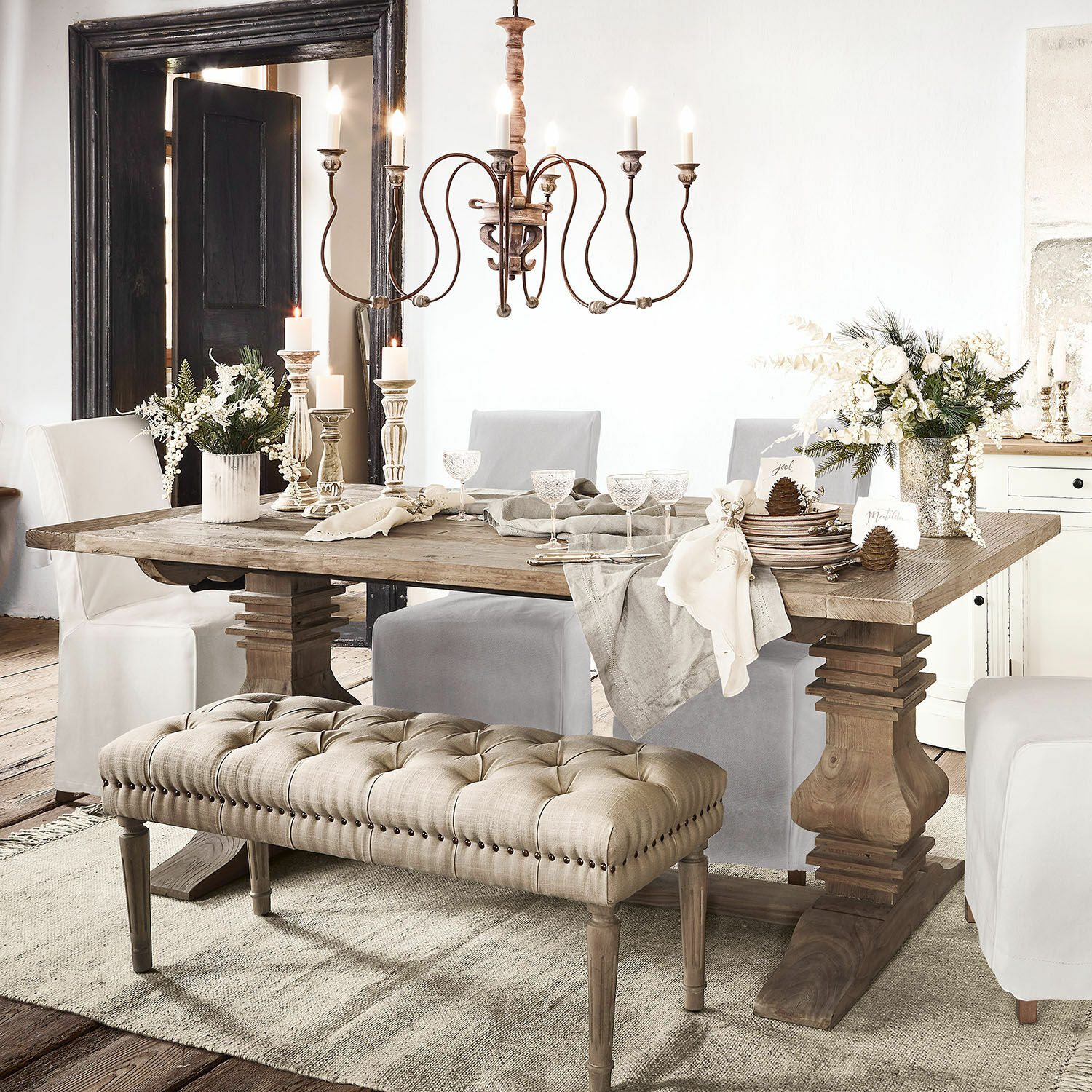 Tavolo da pranzo Cain Tavolo da pranzo rustico in legno con panca beige capitonné e decorazioni sul tavolo