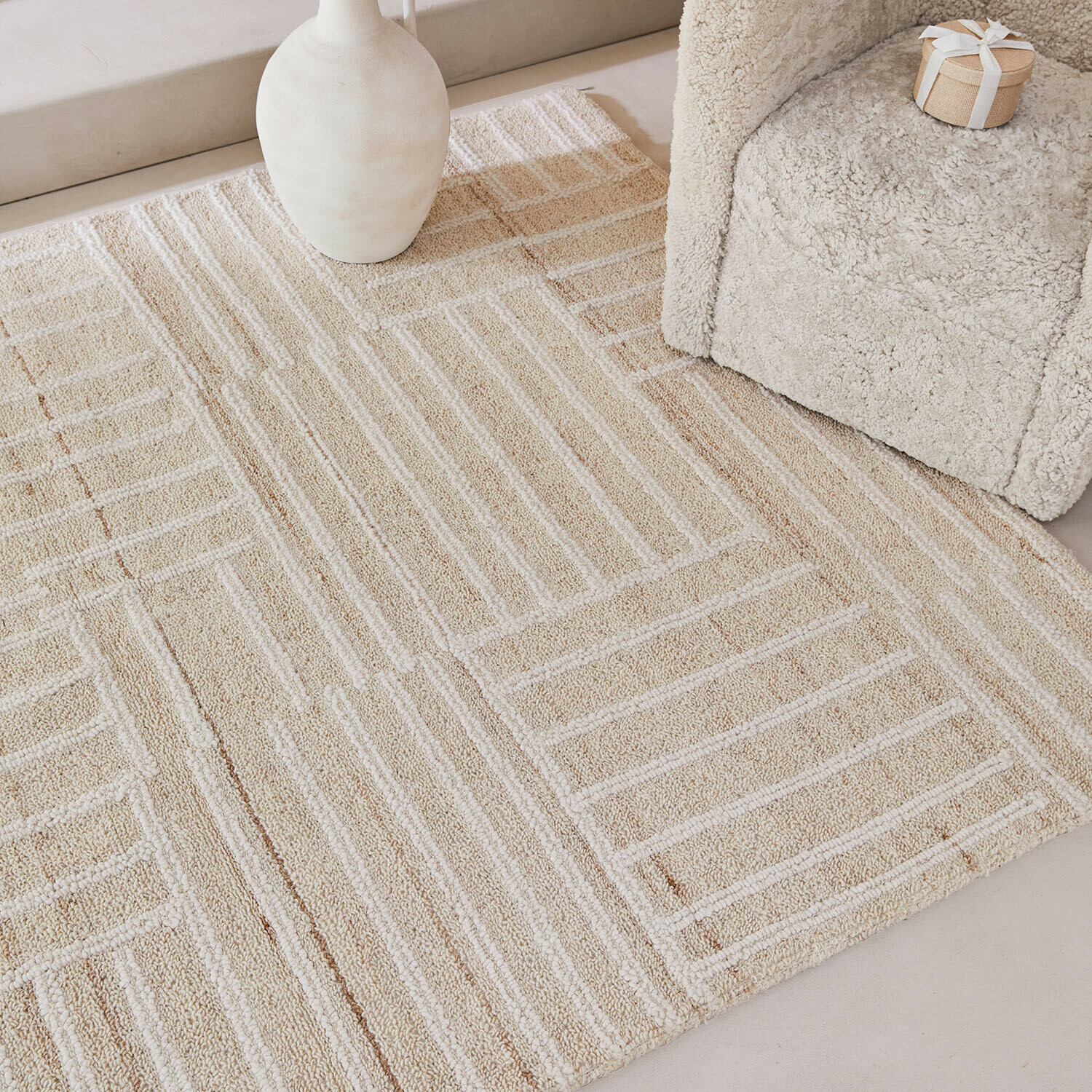 Tappeto Nouriya Tappeto beige con motivo geometrico in materiale morbido, ideale per interni moderni