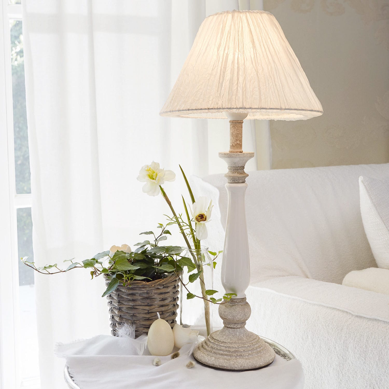 Lampada da tavolo Skandrina Lampada da tavolo con paralume in tessuto bianco e base in ceramica chiara per soggiorno