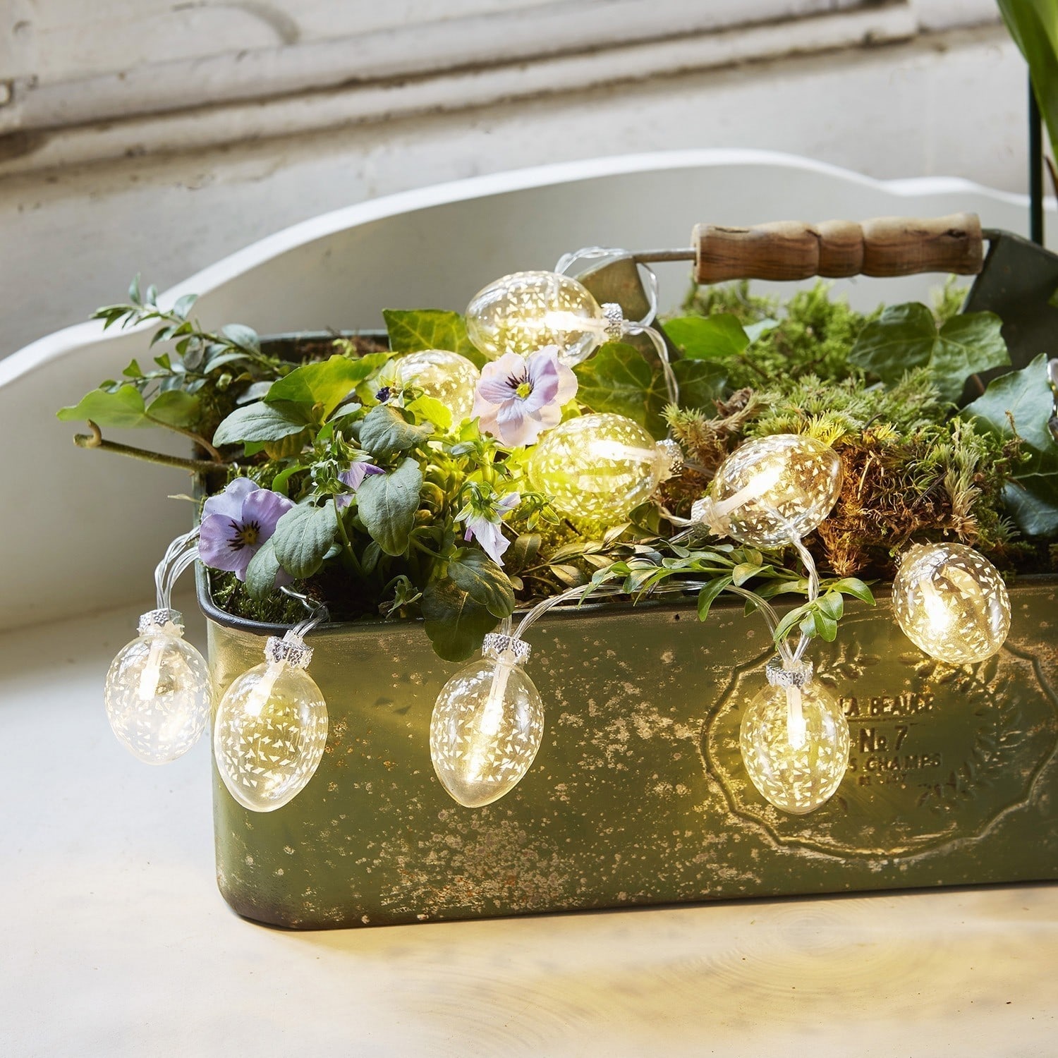 Catena luminosa Candace Catena luminosa LED a forma di uova trasparenti decorata su vaso verde con piante