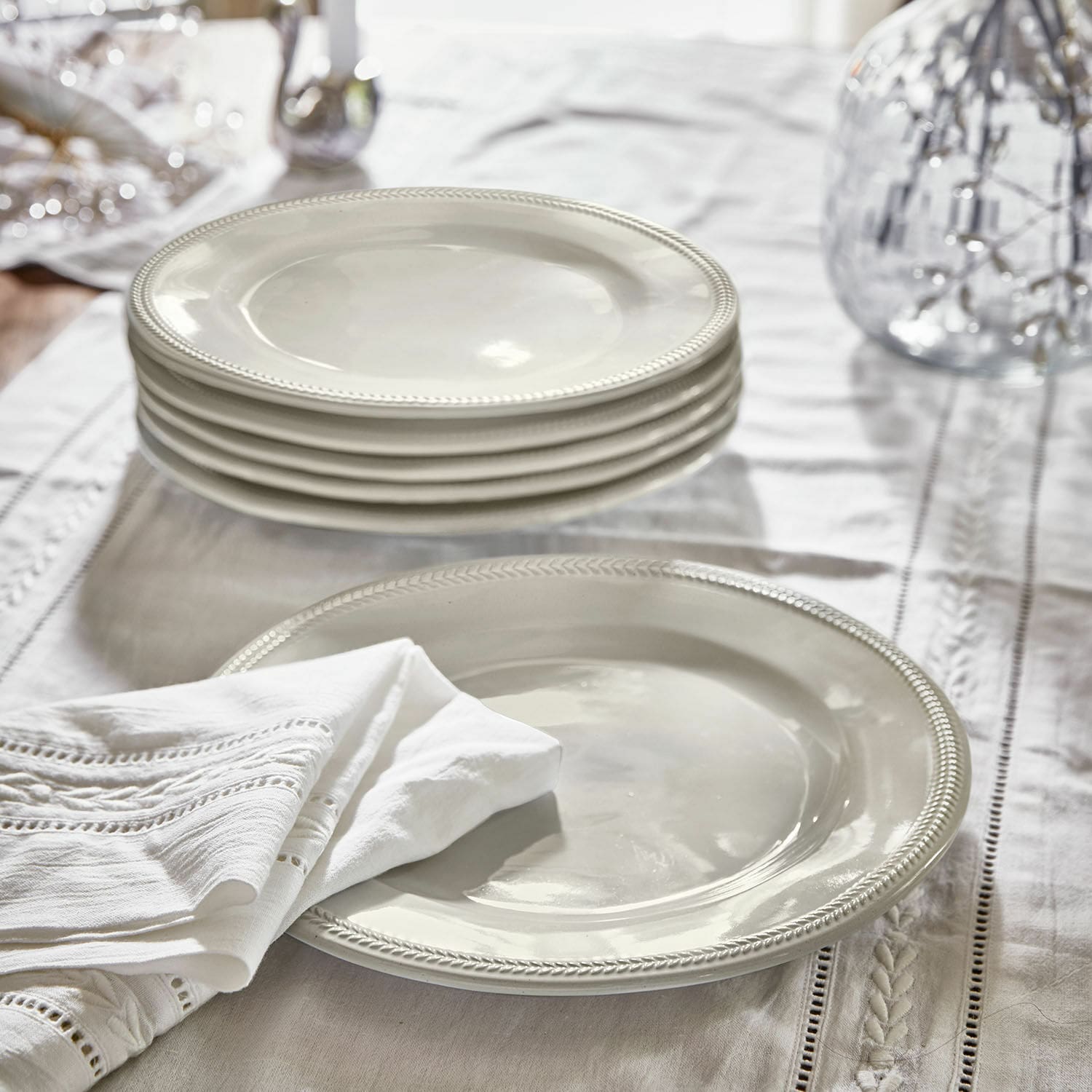 Set di 6 piatti Norrvik Set di piatti bianchi in ceramica con bordo decorativo su tovaglia di lino, decorazione tavola