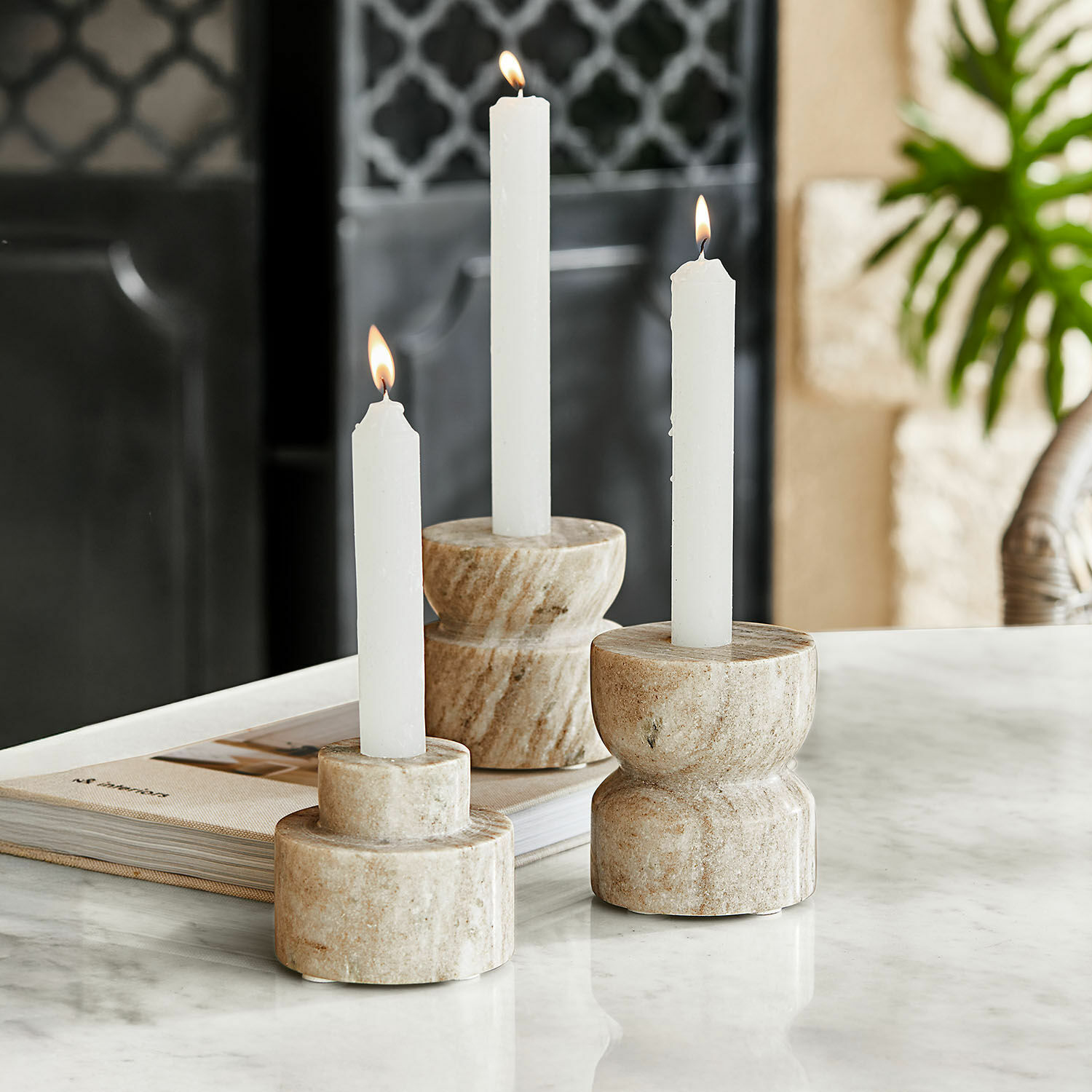 Set di 3 portacandele Ulxeno Set di tre portacandele in marmo beige con candele bianche su tavolo in marmo, decorazione d'interni