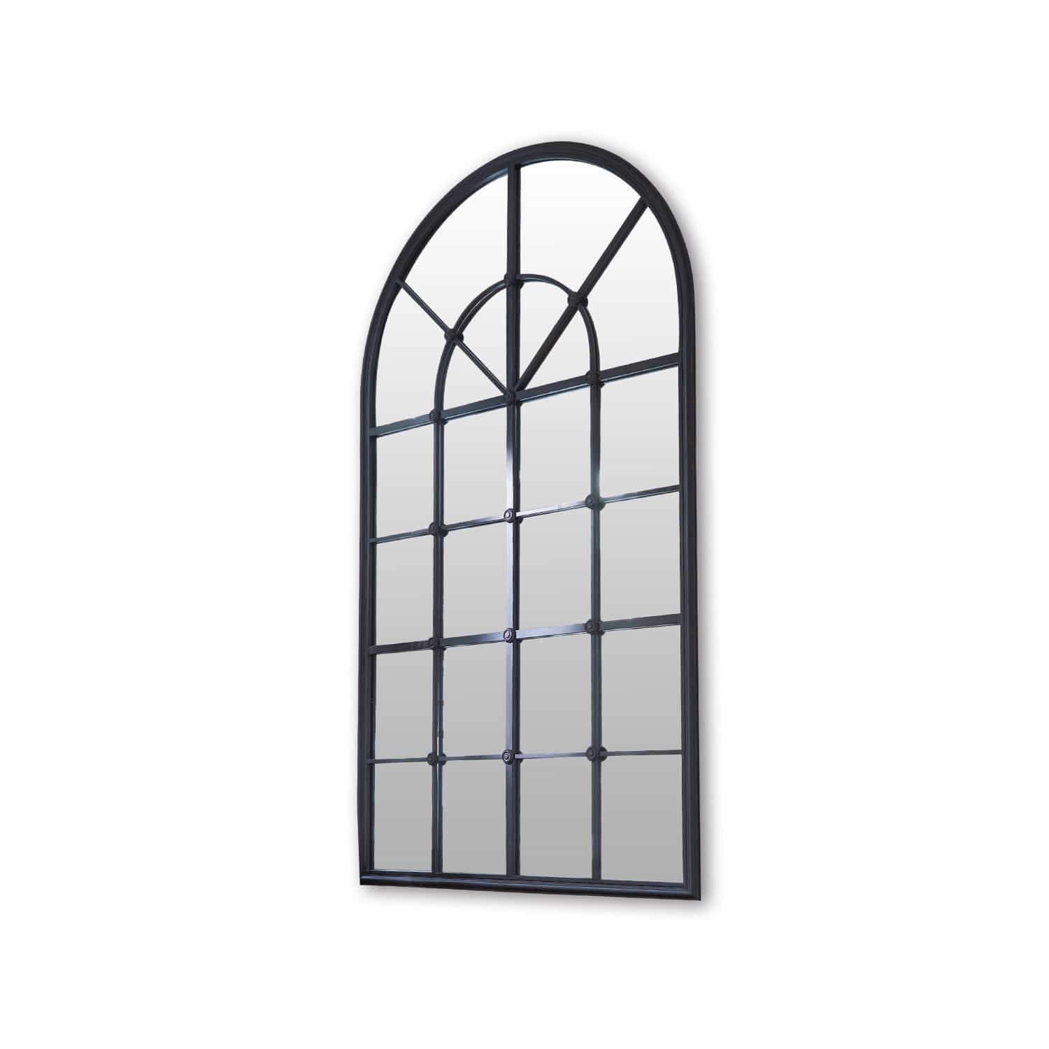 nero Specchio Basingstoke nero in metallo con cornice ad arco e design industriale per parete