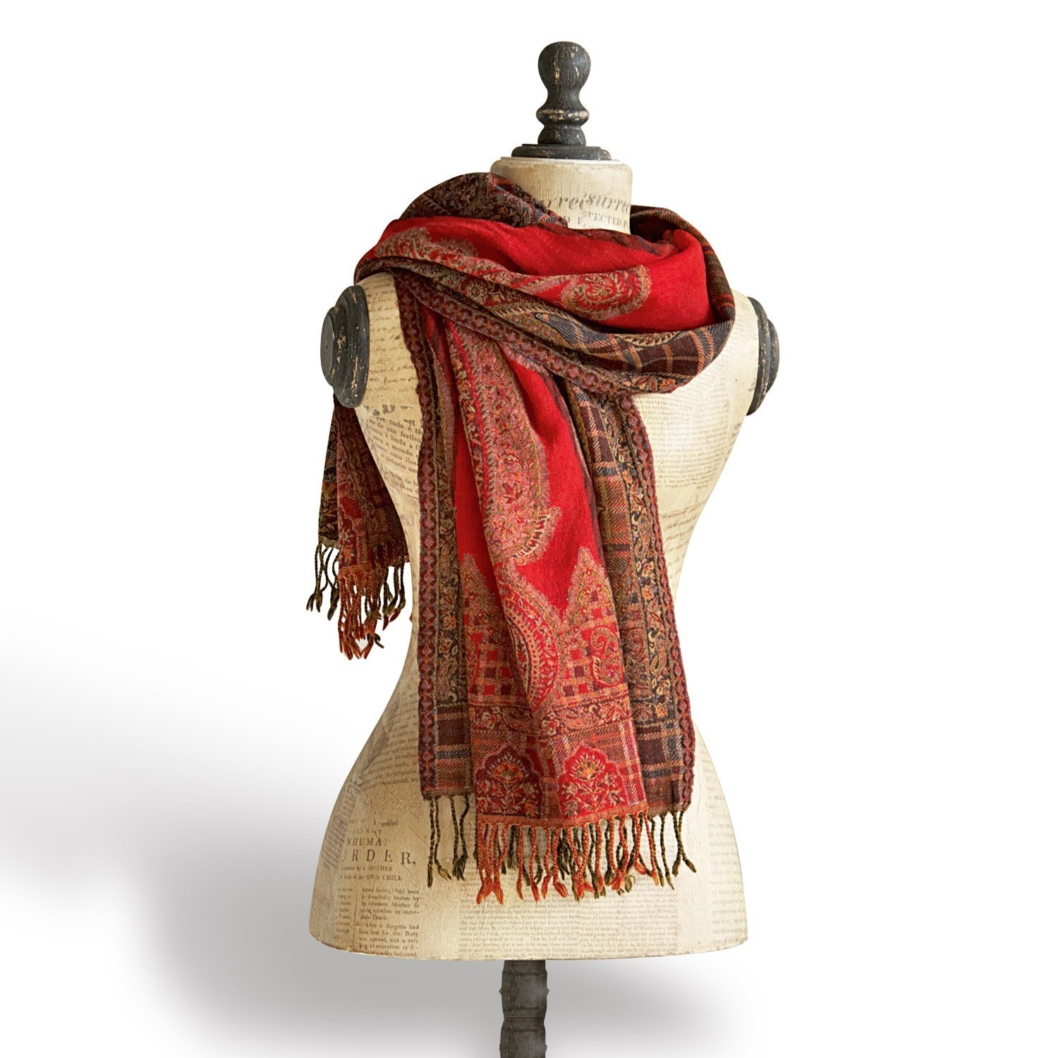Sciarpa Latette Sciarpa rossa con motivo paisley e frange su manichino, tessuto morbido, accessorio alla moda