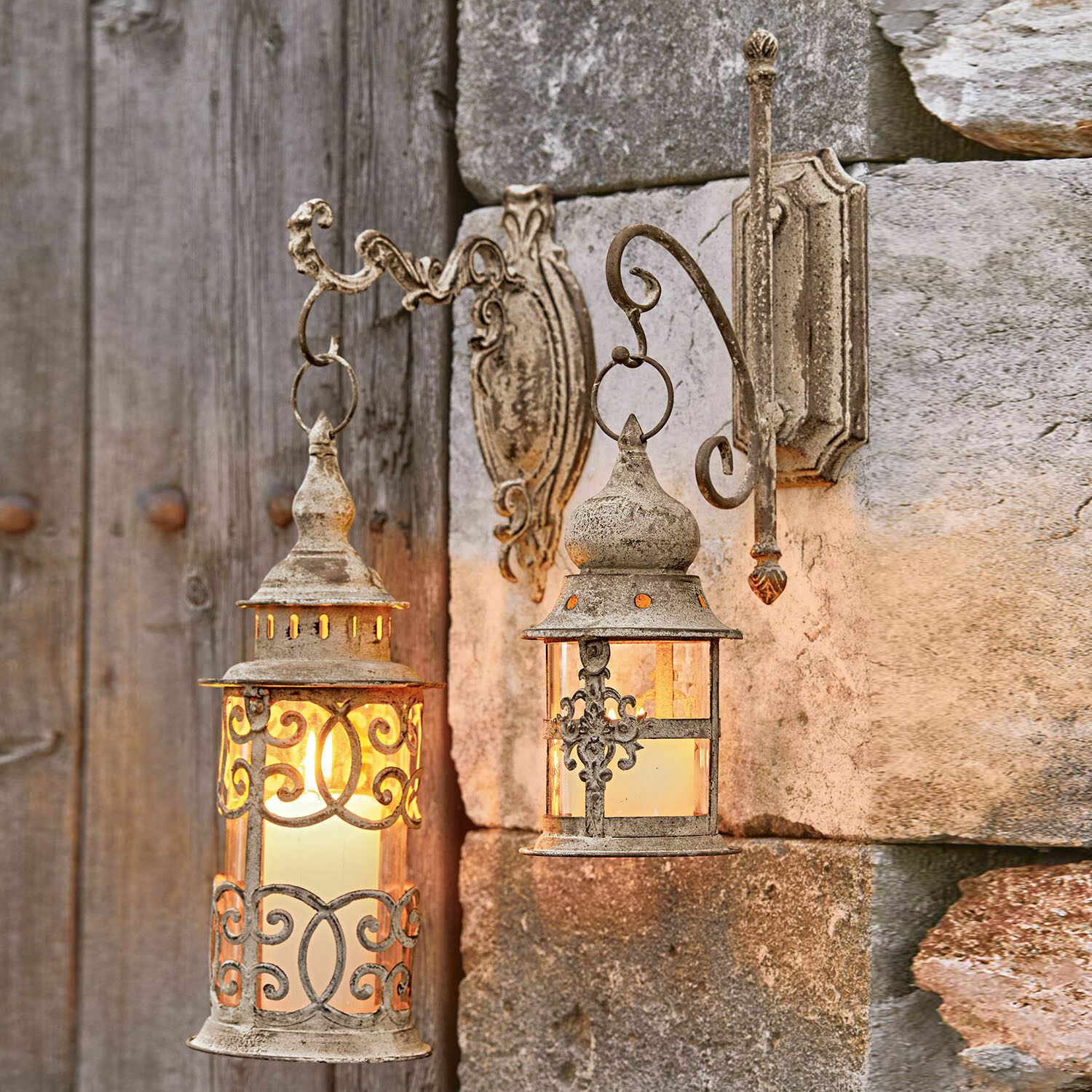 Coppia di lanterne Adéláde Due lanterne da parete rustiche in metallo beige invecchiato, illuminazione decorativa esterna accogliente