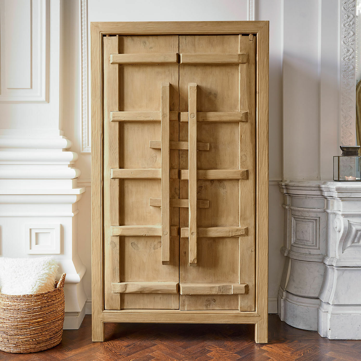 Armadio Trésorique Armadio in legno naturale con maniglie decorative, mobile elegante per soggiorno o camera