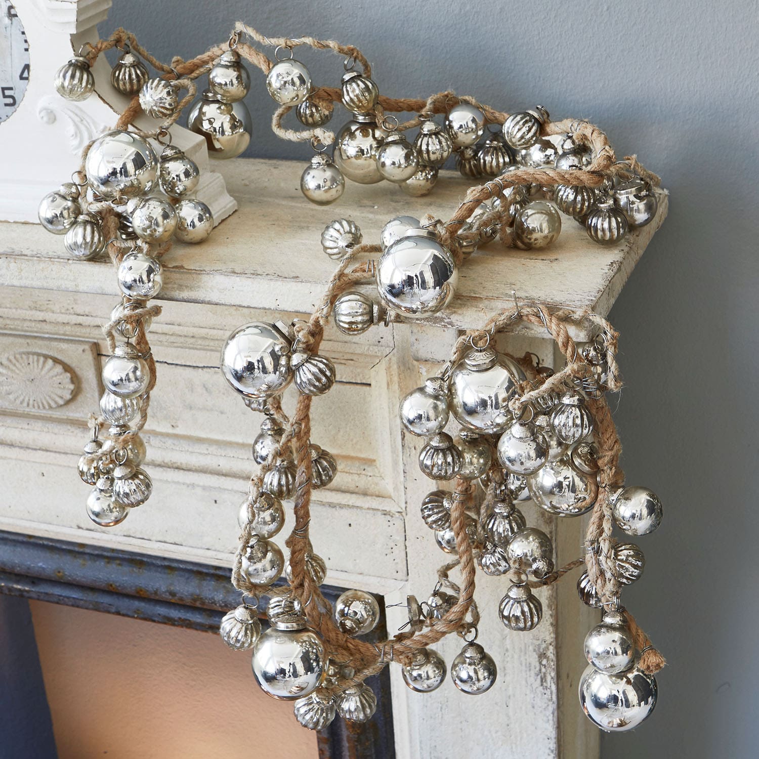 Ghirlanda in corda di juta con palline metalliche argentate decorativa su camino