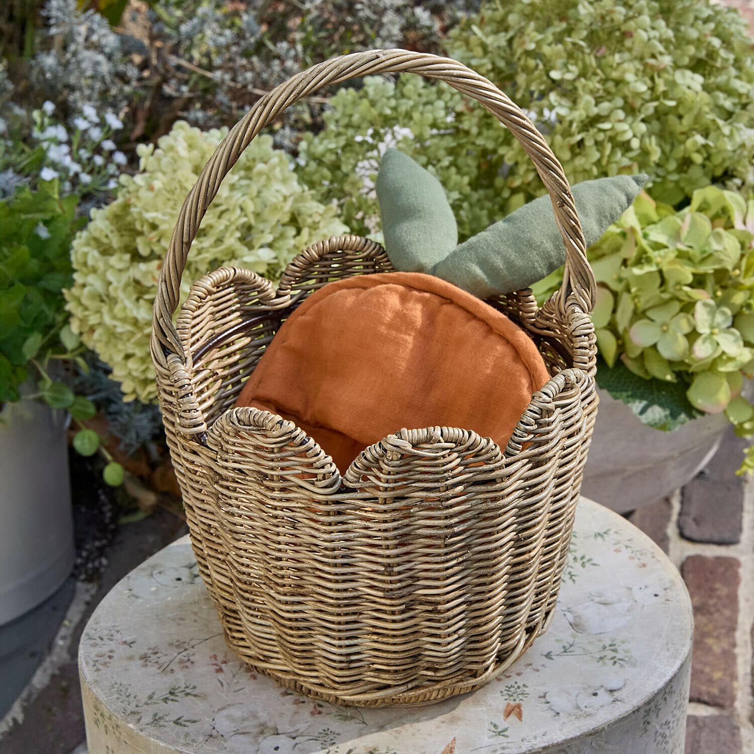 Cestino Whimsywood Cesto in vimini con cuscino arancione e foglie verdi, decorazione da giardino su tavolo rotondo