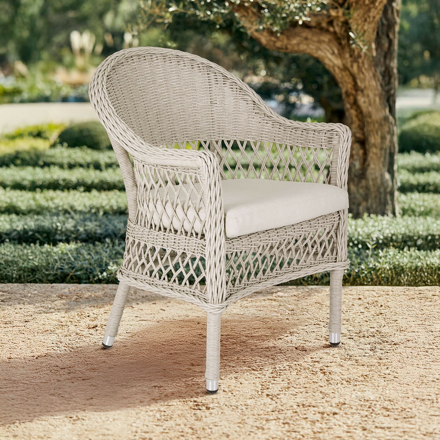 Sedia Solavine Poltrona in rattan beige con cuscino chiaro, ideale per terrazza e giardino, mobili da esterno