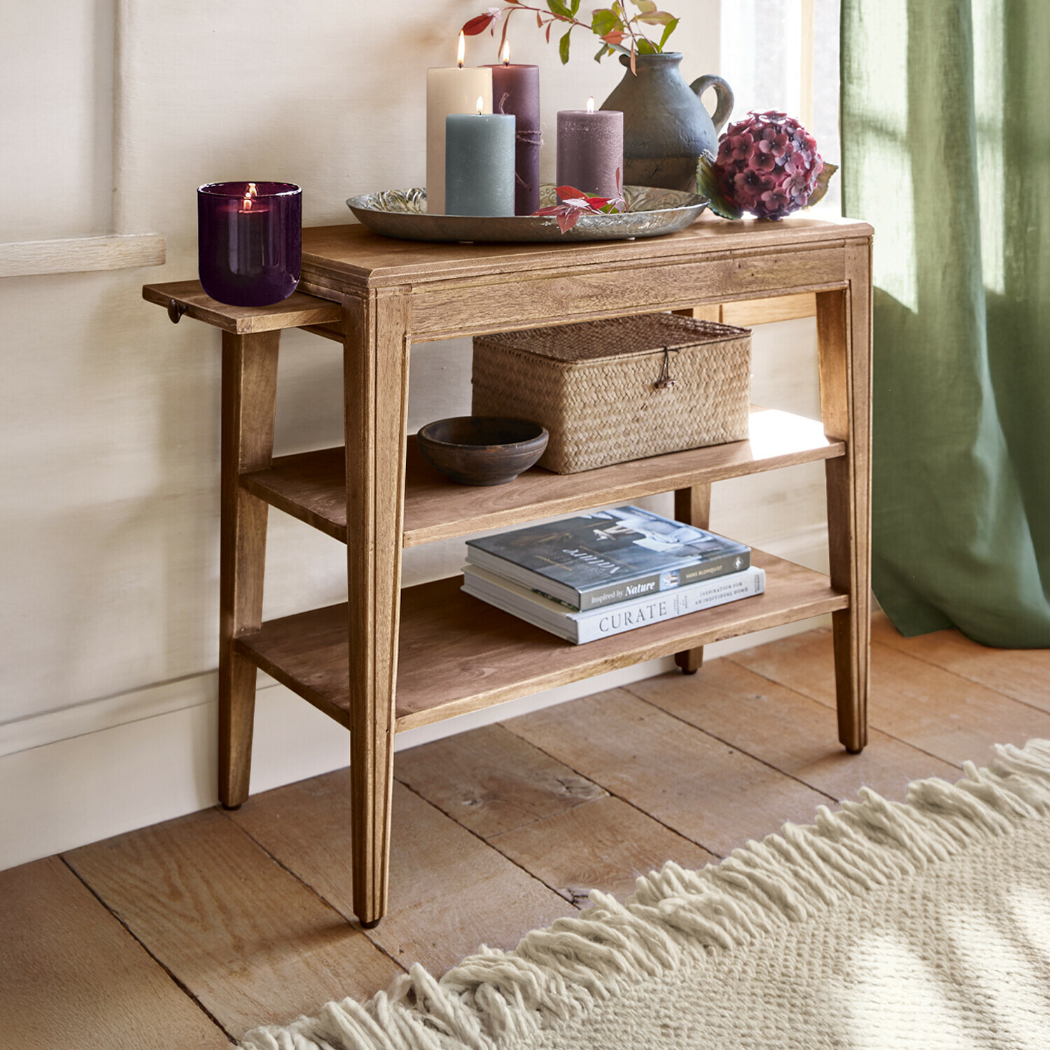 Tavolino di complemento Ajartis Tavolo in legno con ripiani, candele decorative e vaso in ambiente naturale