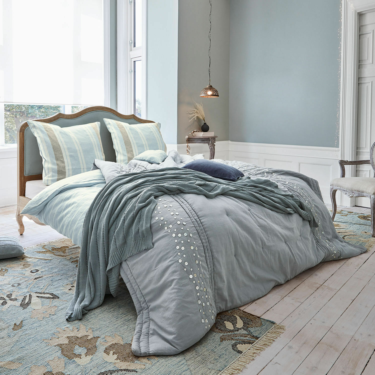 Letto Serravalle Camera da letto con letto blu, biancheria da letto in cotone con bottoni decorativi e coperta abbinata
