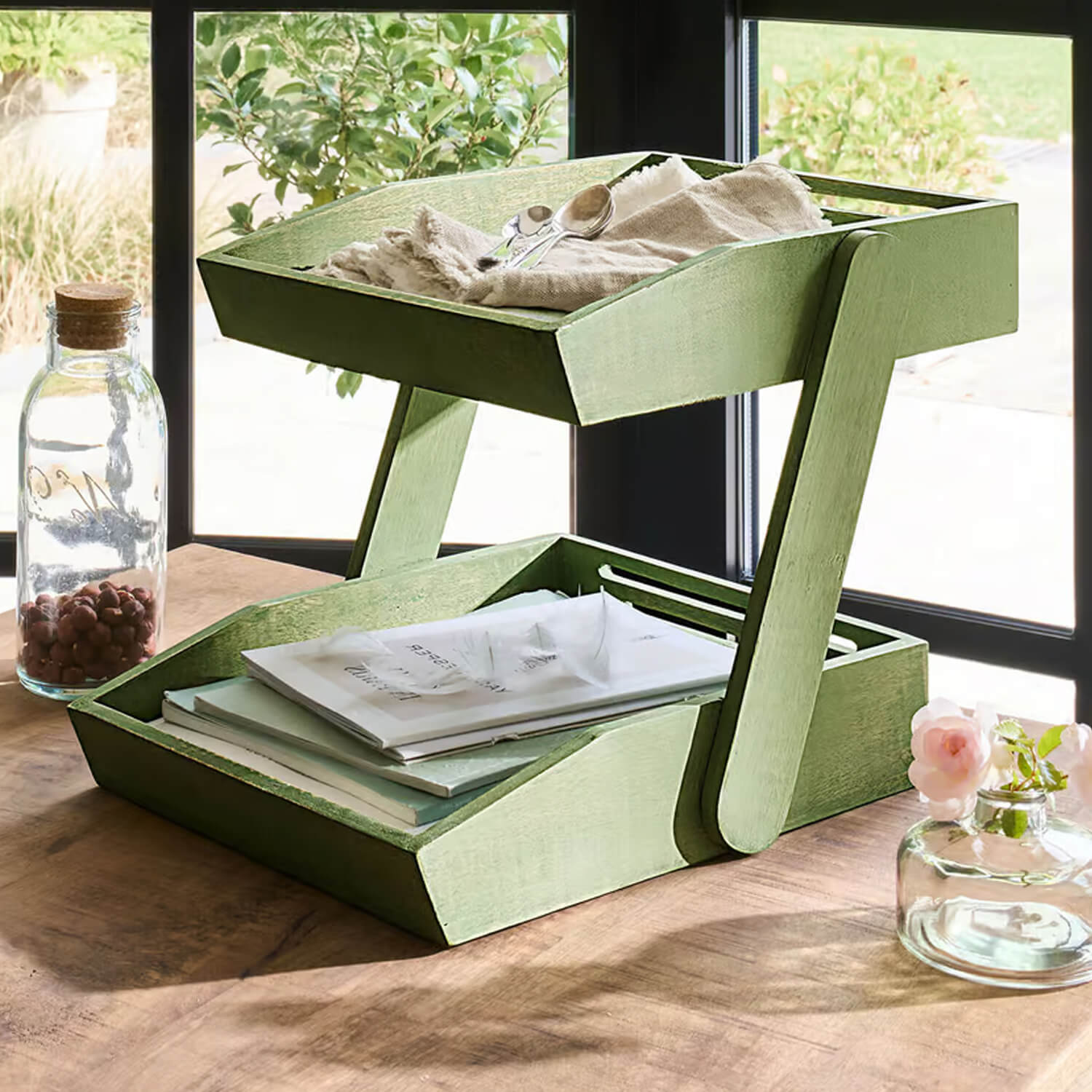 Organizzatore da scrivania in legno verde a due livelli con libri e posate, spazio pratico per riporre