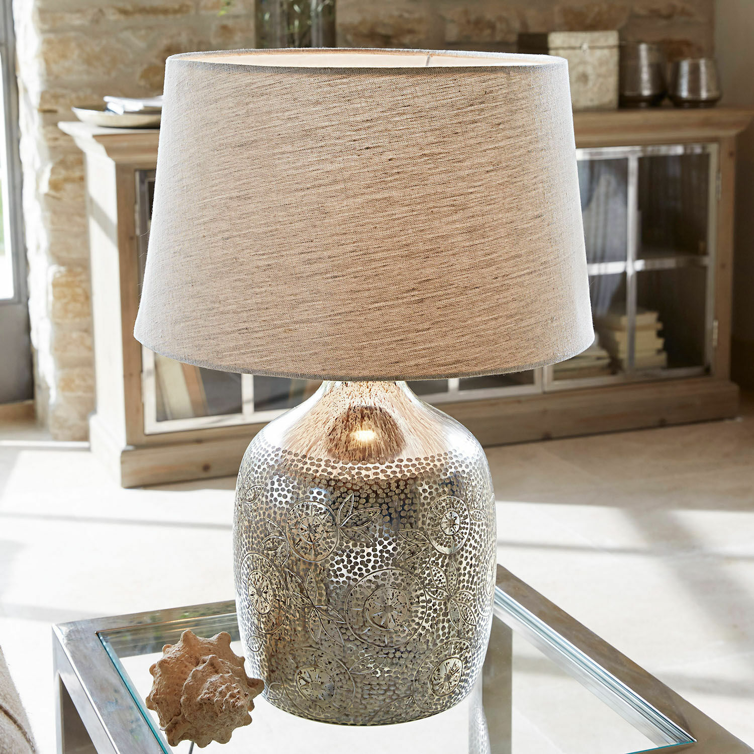Lampada da tavolo Leonarda Lampada da tavolo con base in metallo argentato e paralume beige per soggiorno elegante
