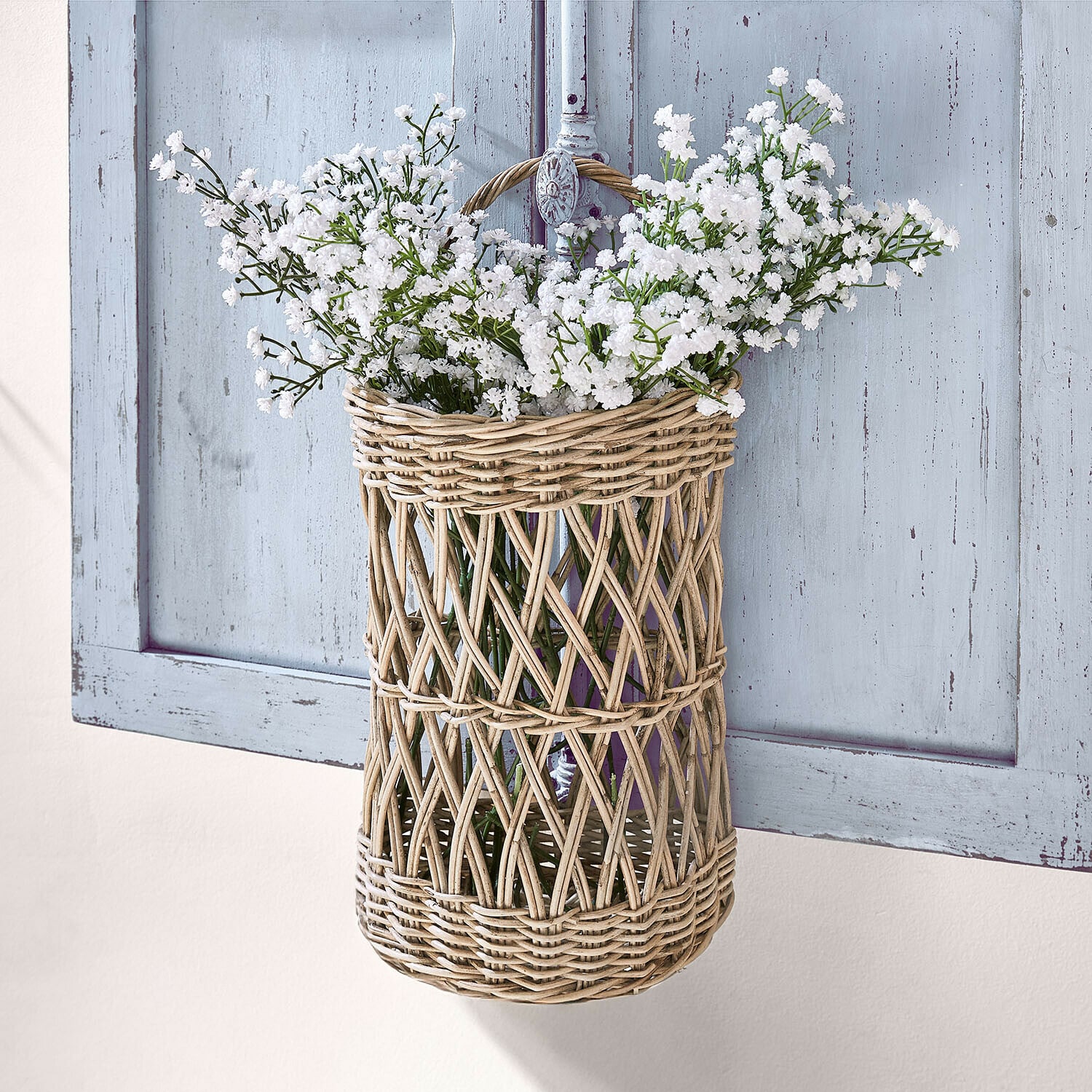 Cestino da appendere Finara Cesto sospeso in rattan naturale con fiori bianchi per decorazione da parete