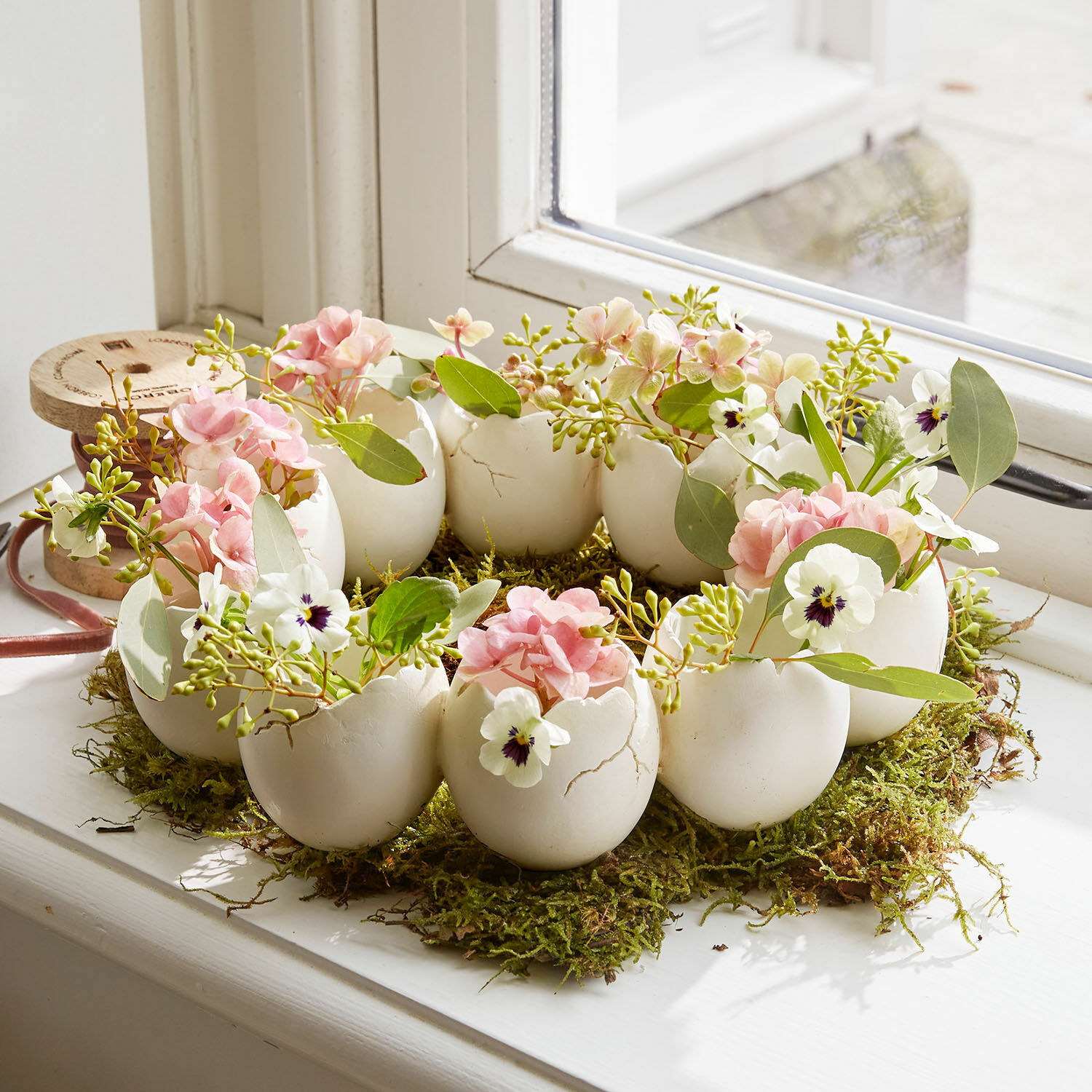 Corona di vasetti Civiti Corona decorativa di gusci d'uovo bianchi in ceramica con fiori rosa e bianchi su muschio