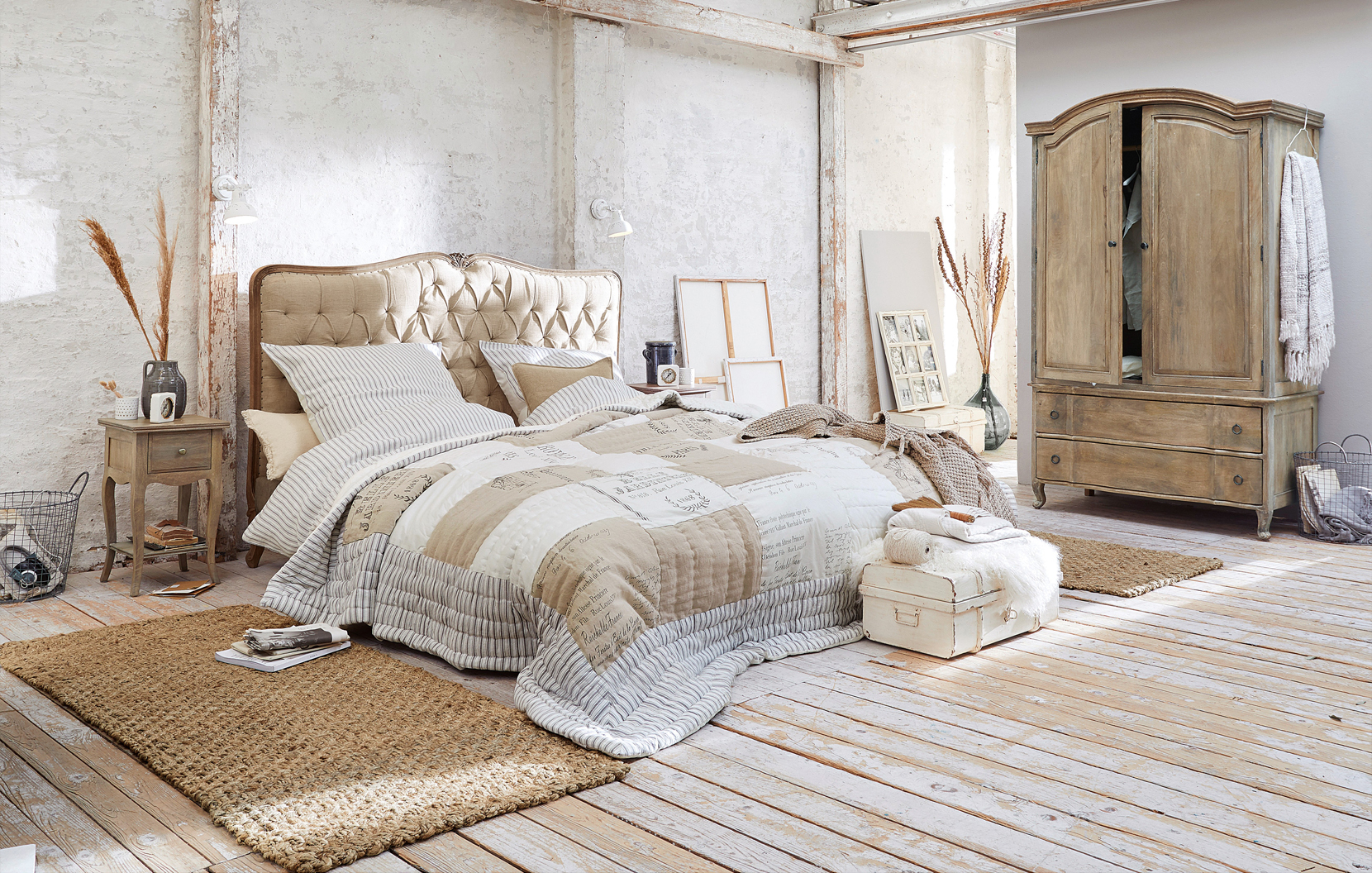 Camera da letto shabby chic accogliente con letto beige trapuntato e armadio in legno invecchiato